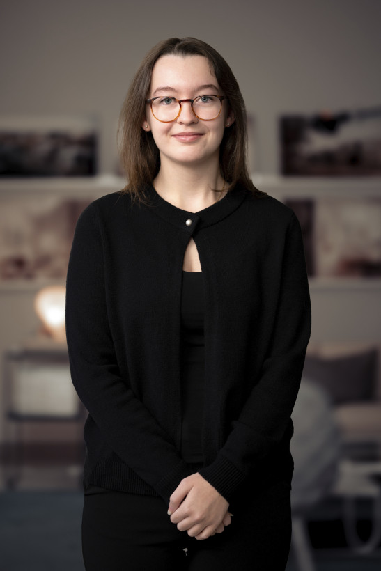 Viktoria Kennedy, Mäklarassistent