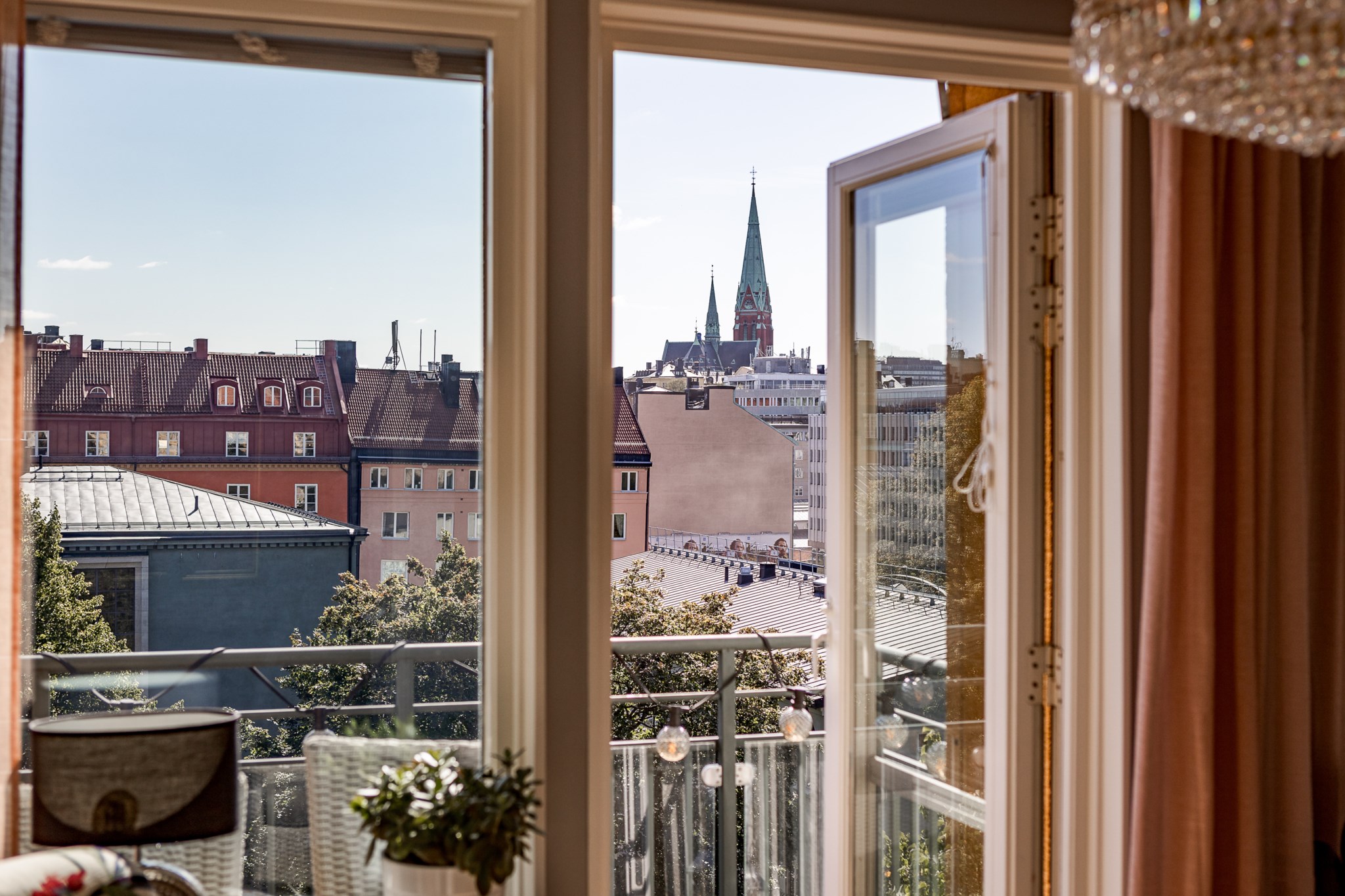 Utsikt över Ellen Keys park och Johannes kyrktorn Birger Jarlsgatan 74, 7 tr