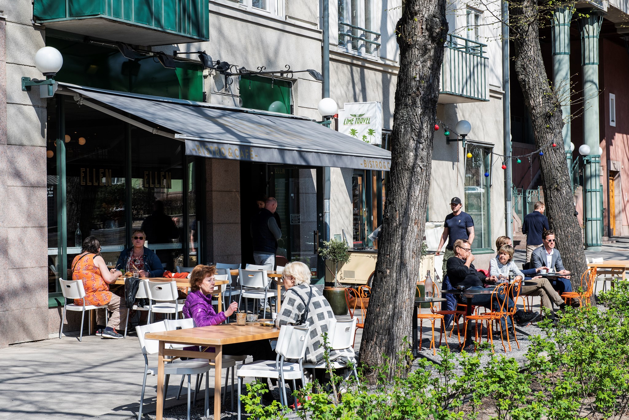 Uteservering utanför porten Birger Jarlsgatan 74, 7 tr