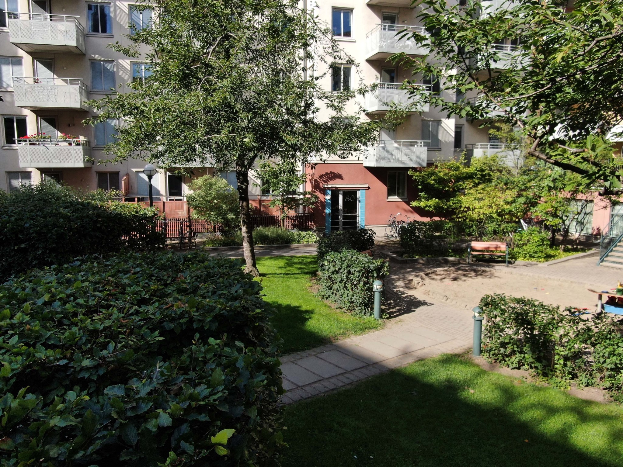 Vacker grönskande innergård Birger Jarlsgatan 74, 7 tr