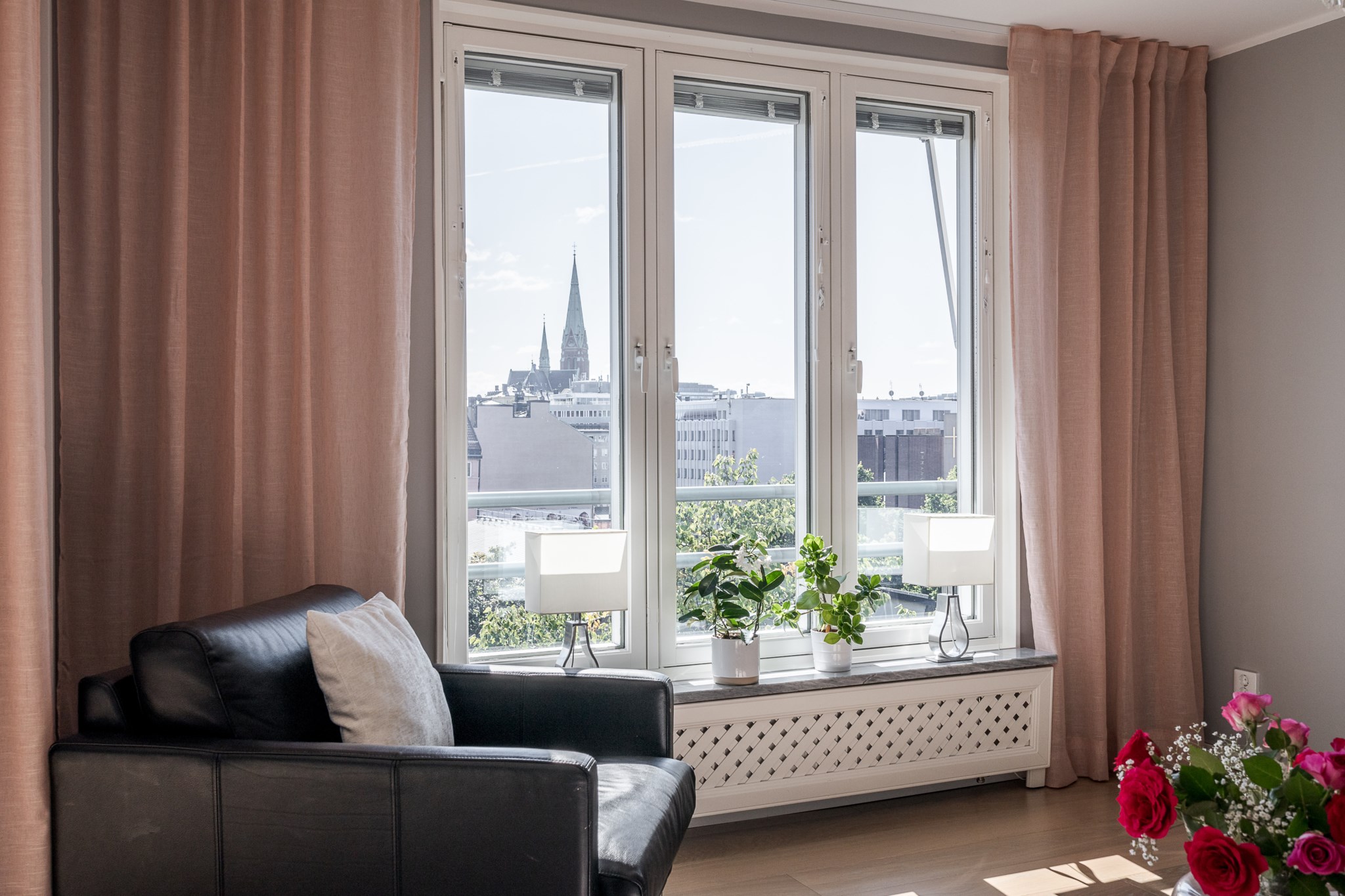 Stora fönster med fri utsikt och markis Birger Jarlsgatan 74, 7 tr