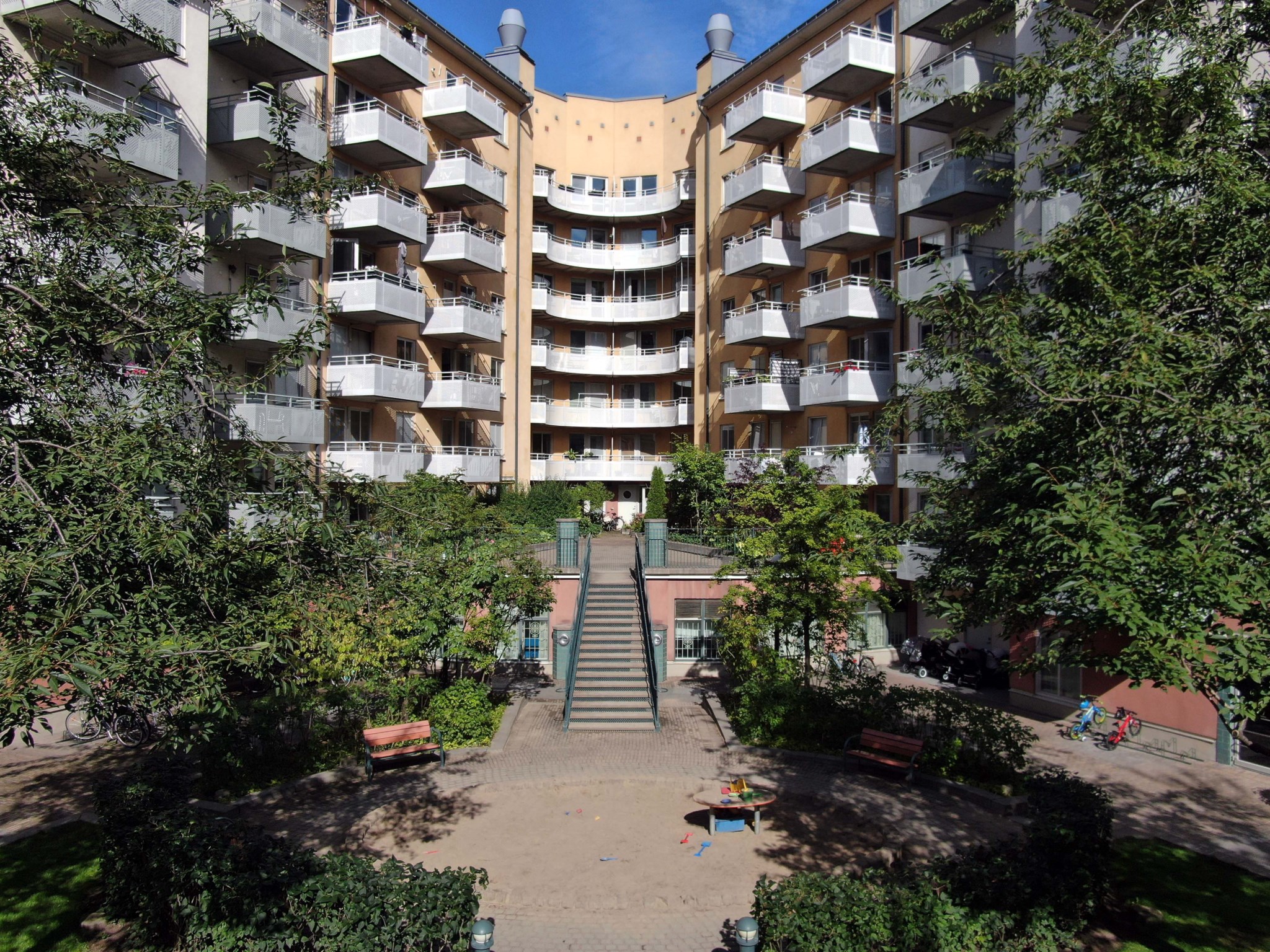Vacker grönskande innergård Birger Jarlsgatan 74, 7 tr