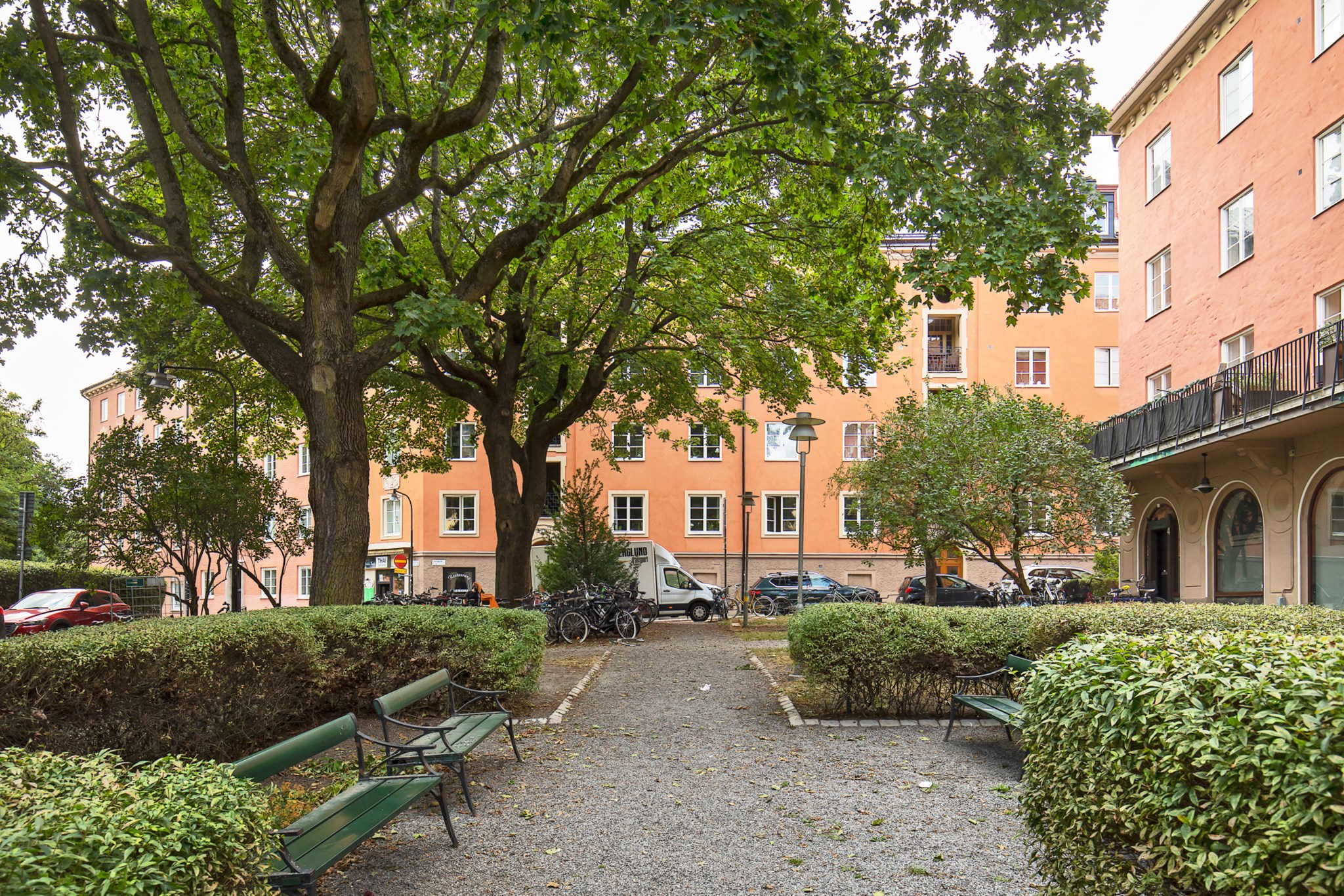Mysig park mellan husen Lindhagensgatan 55, 4tr