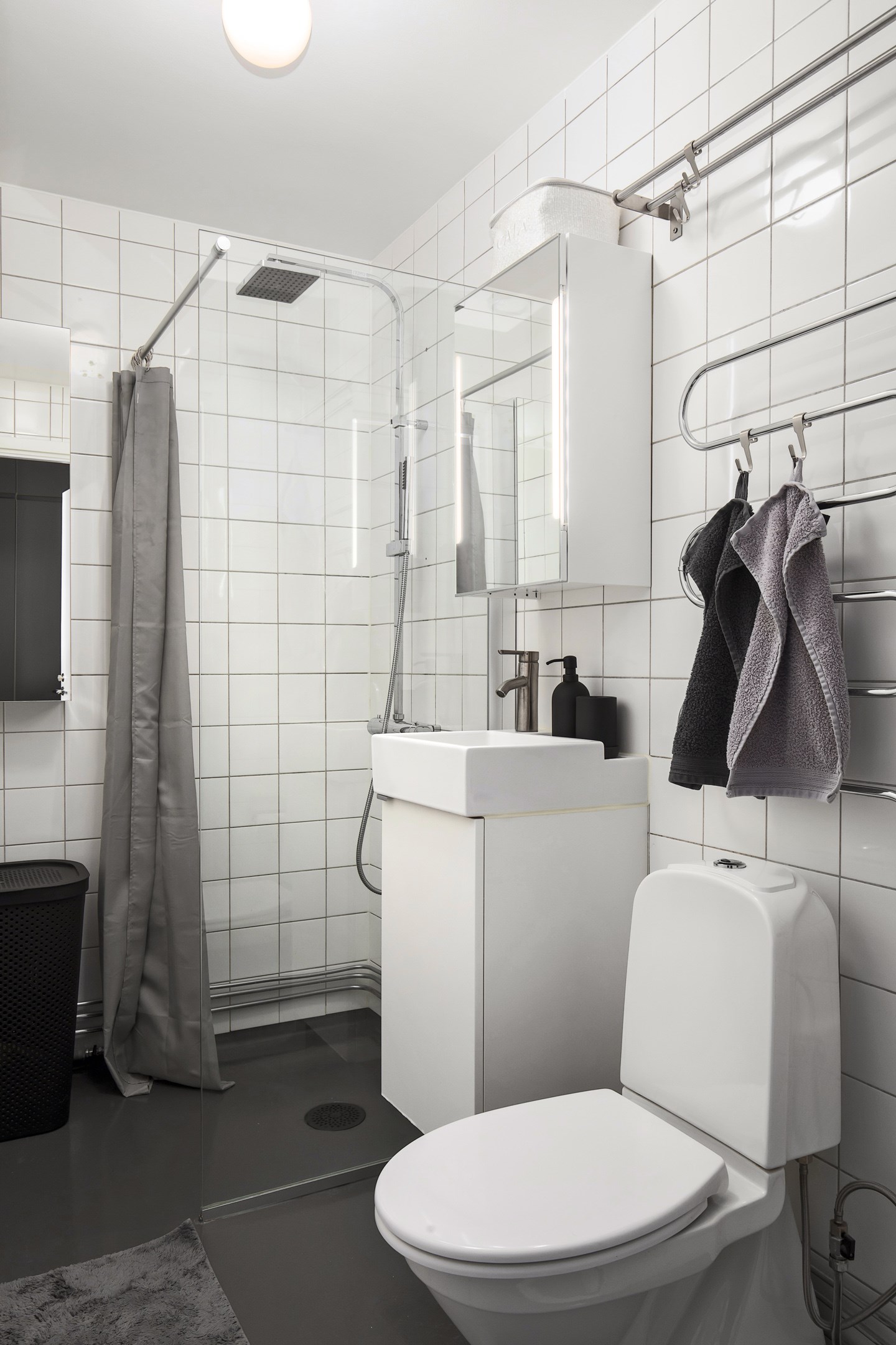 Badrum nås från hallen Lindhagensgatan 55, 4tr