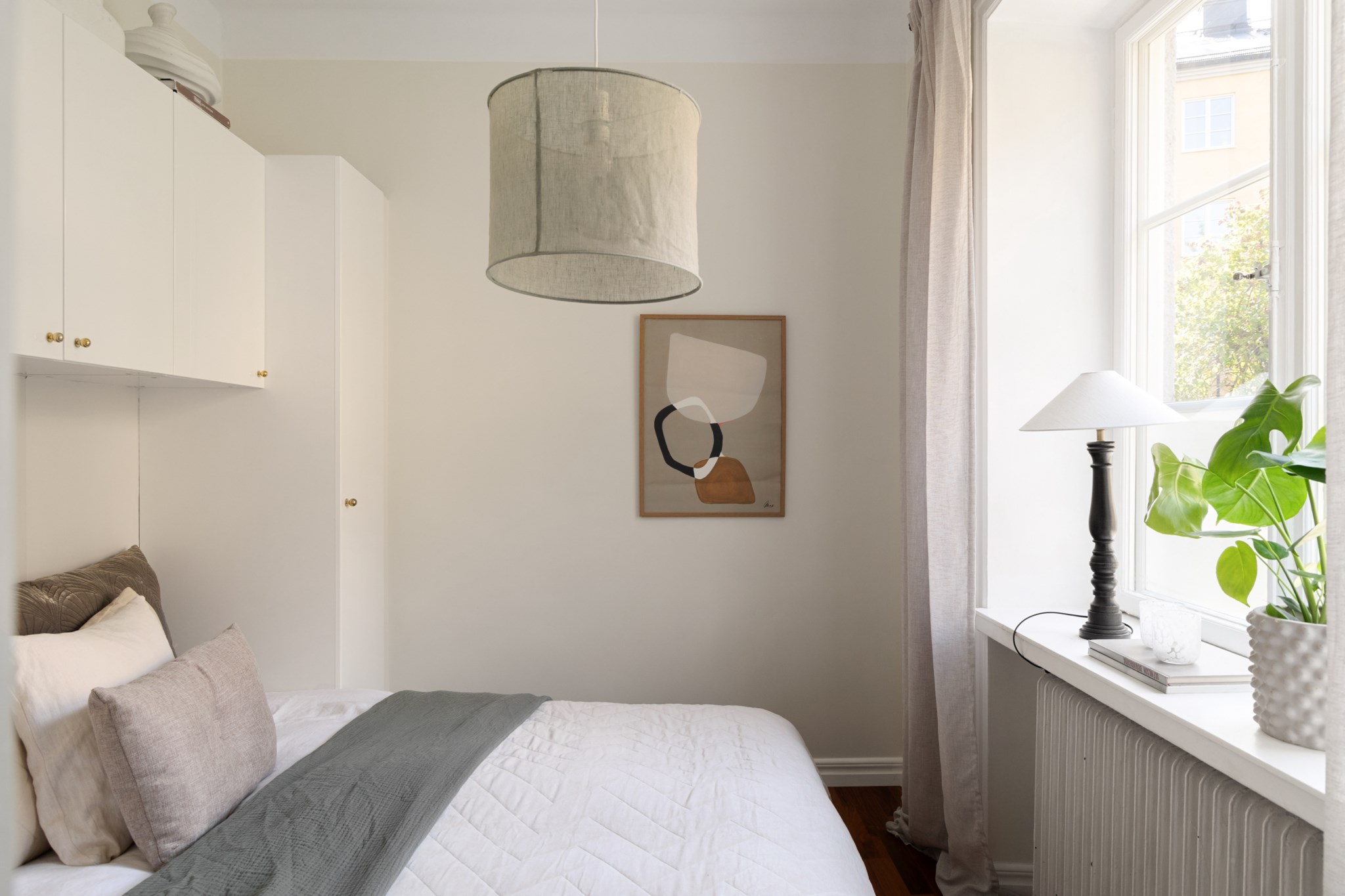 Sovrum med bra förvaring och plats för en dubbelsäng Birger Jarlsgatan 104 L