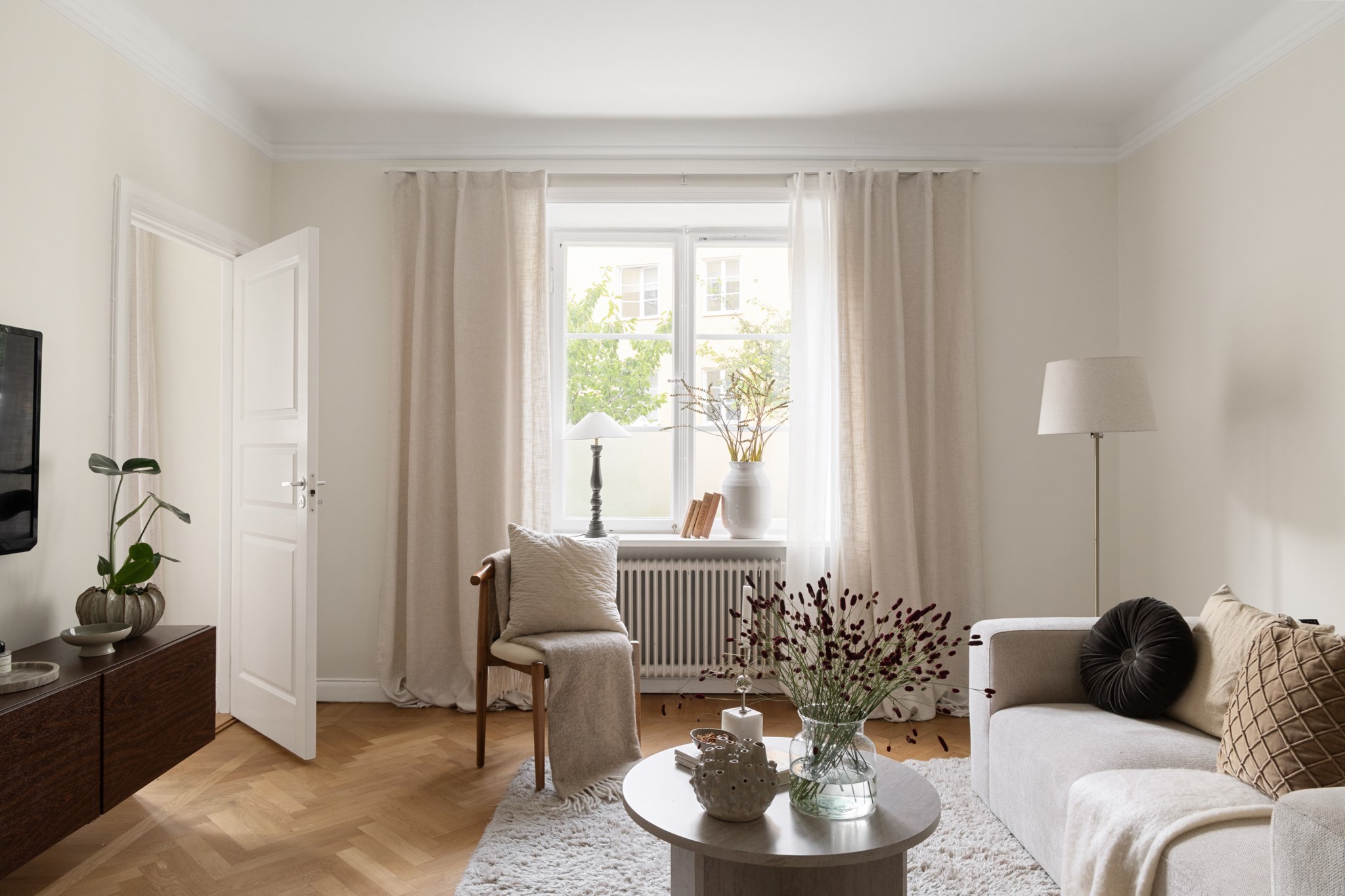 Sällskapsrum med generöst fönster i väster Birger Jarlsgatan 104 L
