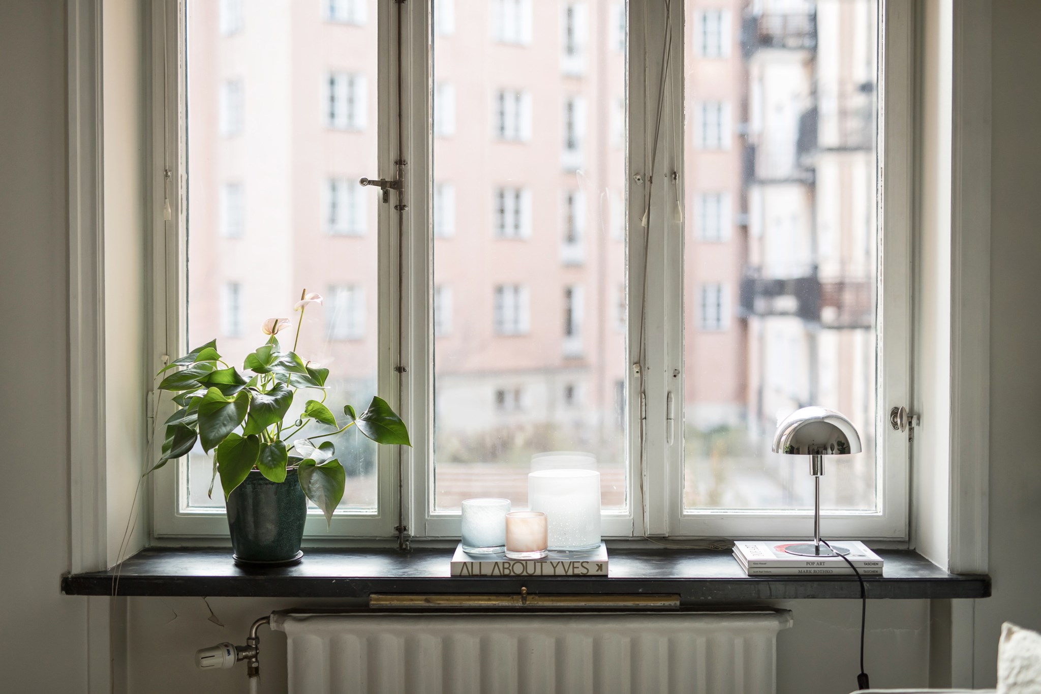 Vackert fönster med flödande ljus Alströmergatan 51, 1,5tr