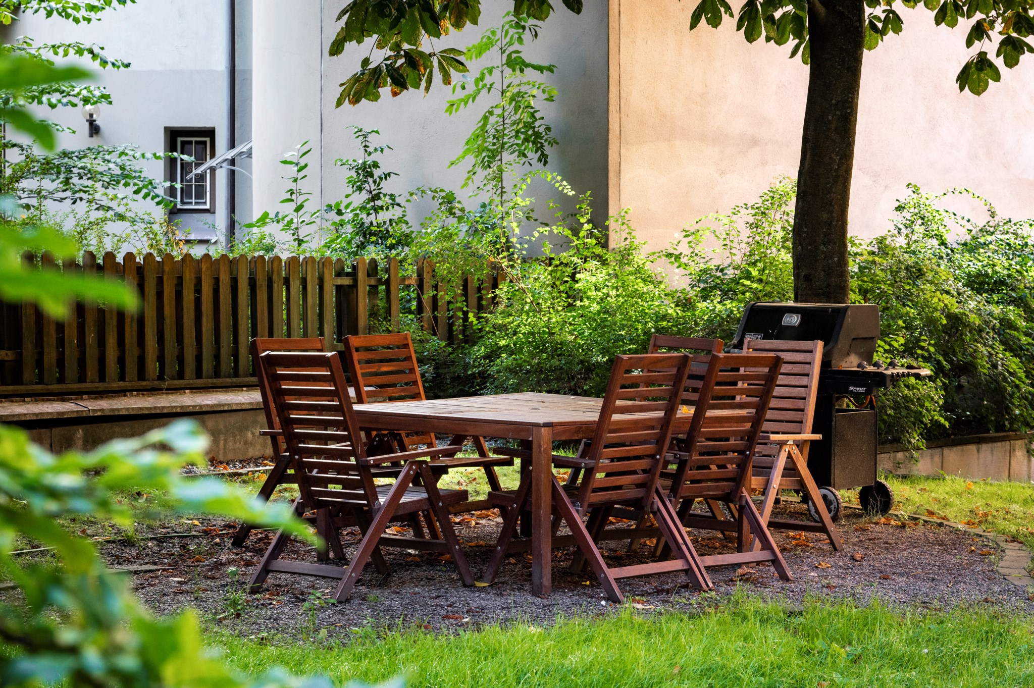 Gård med utemöbler och grill på sommaren Rehnsgatan 19, vån 5