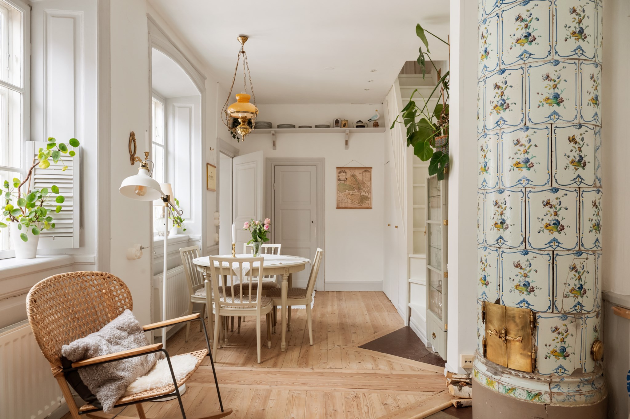 Sällskapsrum med fungerande kakelugn Storkyrkobrinken 3, vån 4 & 5