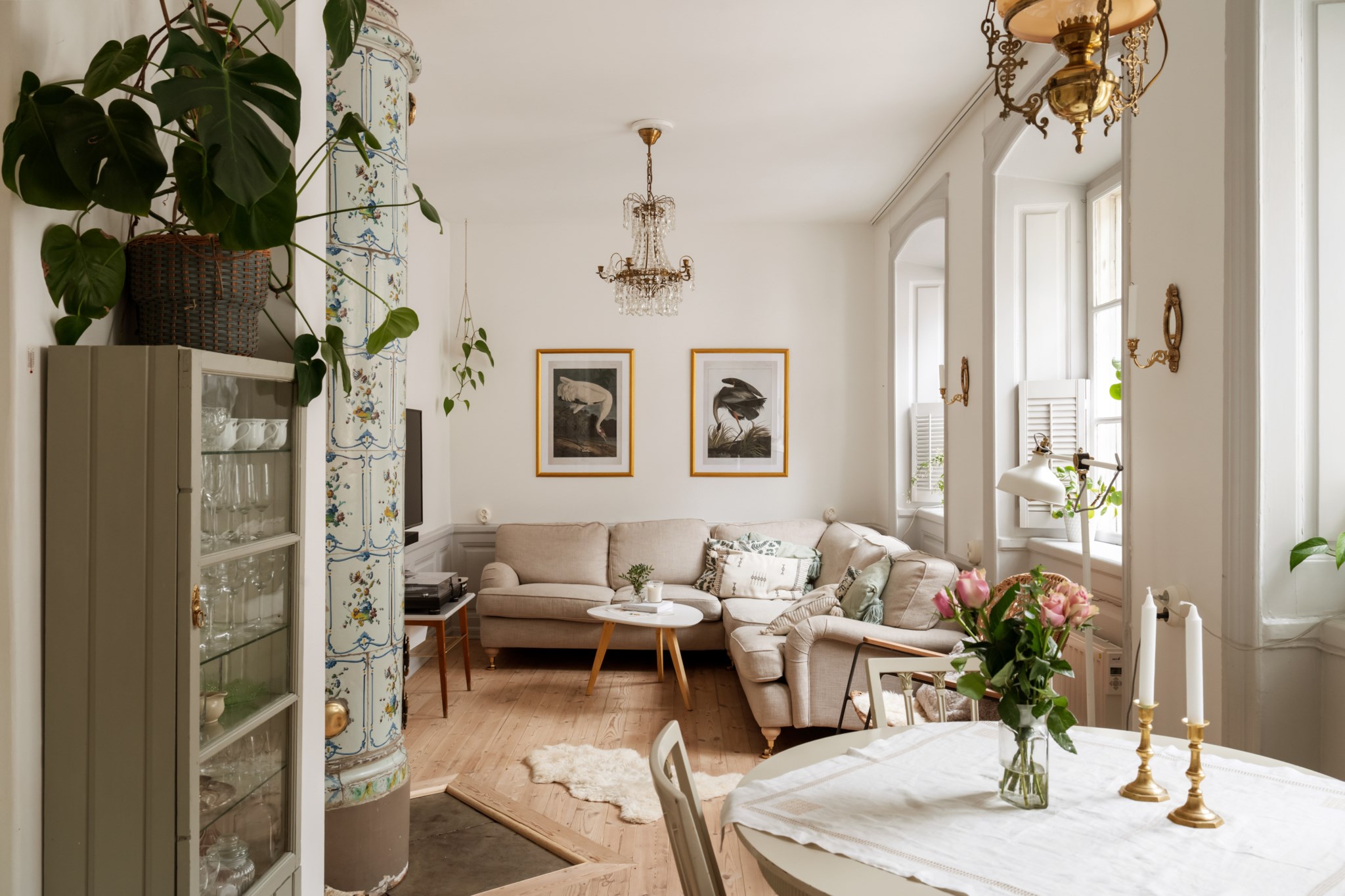 Sällskapsrum med fungerande kakelugn Storkyrkobrinken 3, vån 4 & 5