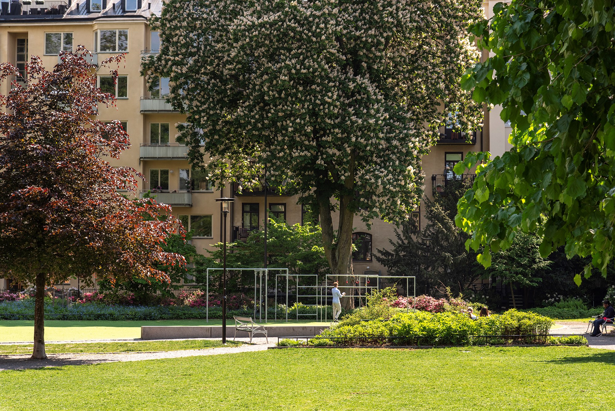 Gå ut i parken direkt från huset Frejgatan 36A, 4tr