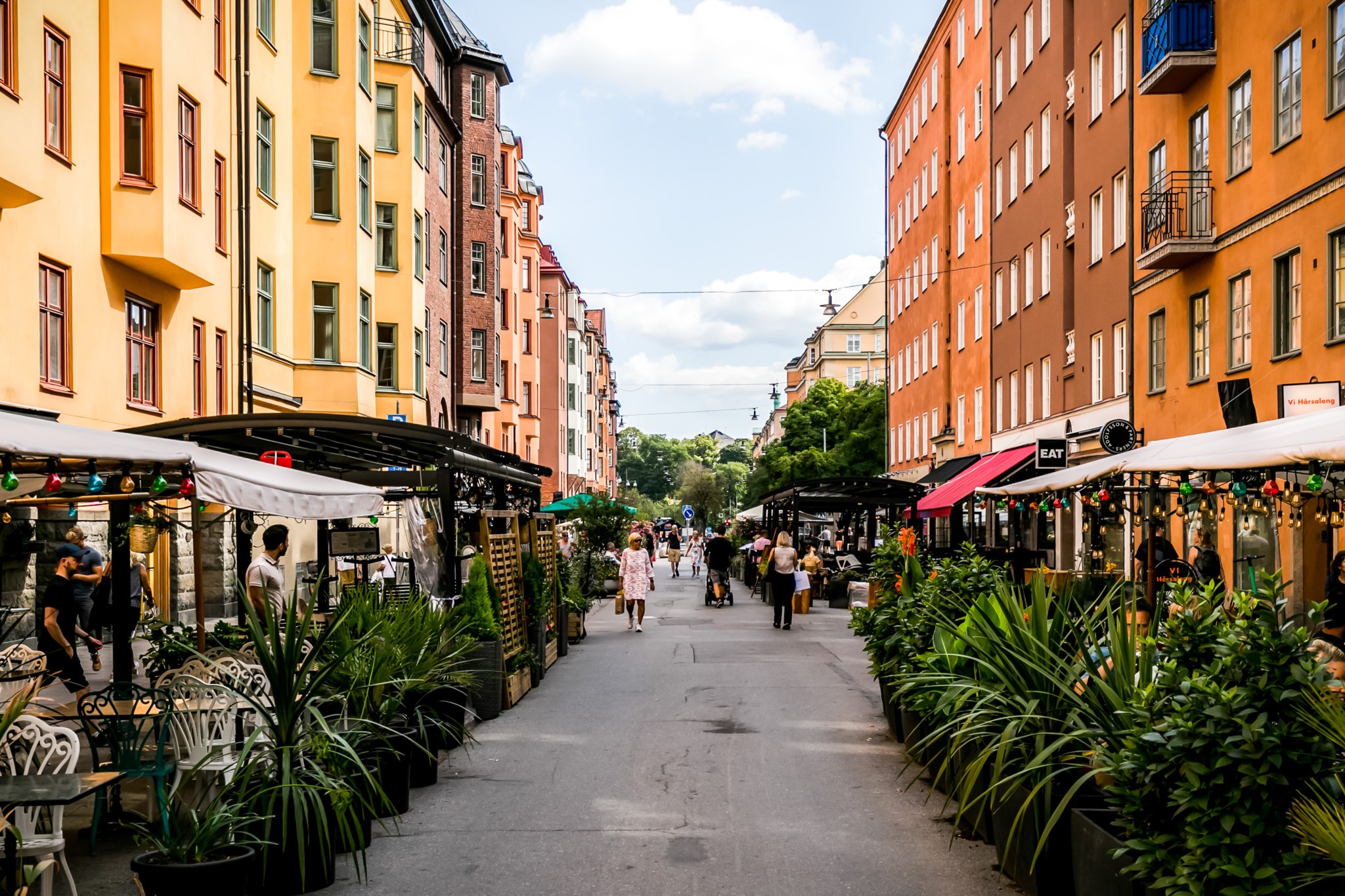 Rörstrandsgatans härliga sommargågata utanför dörren Drejargatan 4, 4tr
