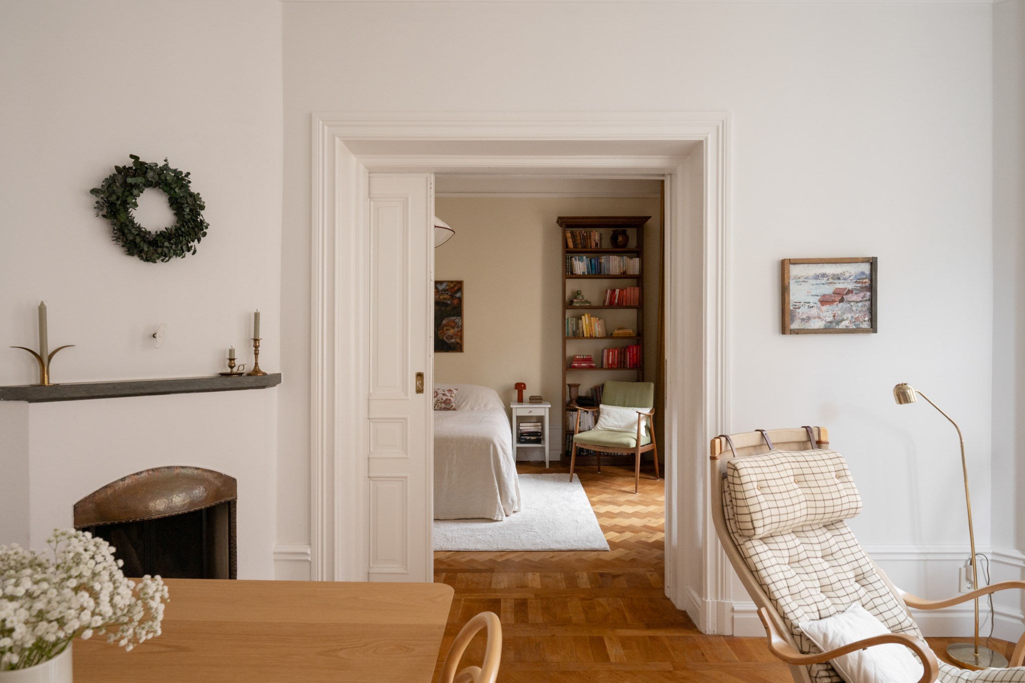 Sällskapsrum med eleganta skjutdörrar till sovrum Narvavägen 24A, 3 tr ög