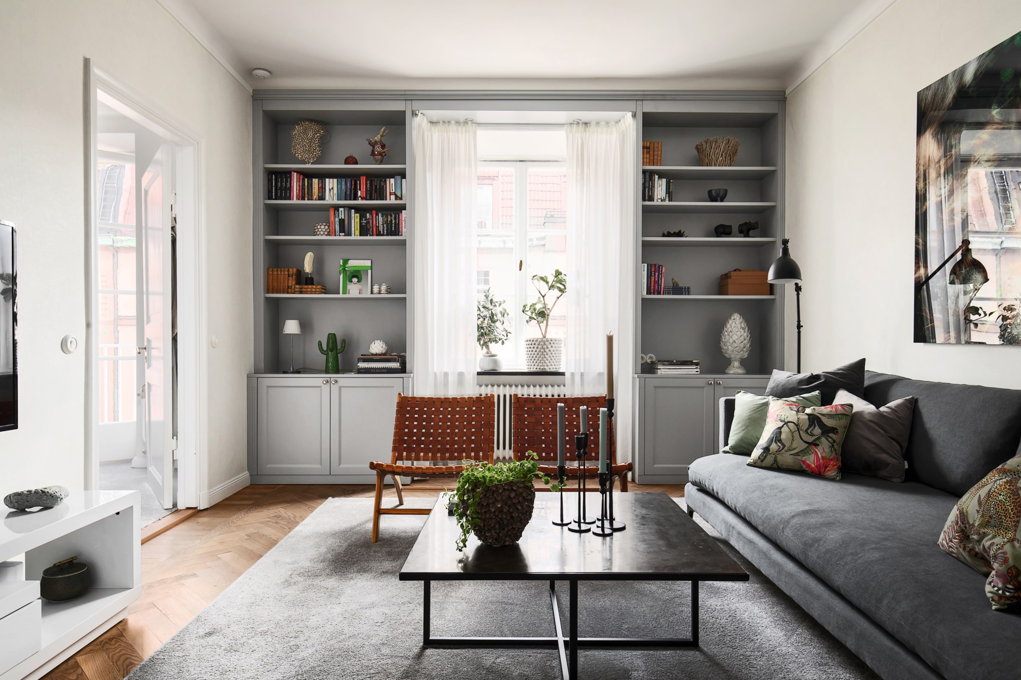 Sällskapsrum med platsbyggda bokhyllor Fryxellsgatan 1B, 4 tr