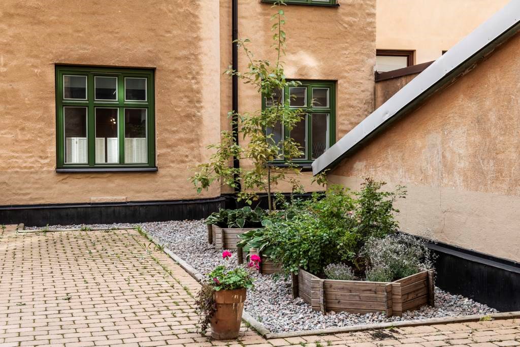 Prydlig innergård med utemöbler och grill Tomtebogatan 39, 3tr