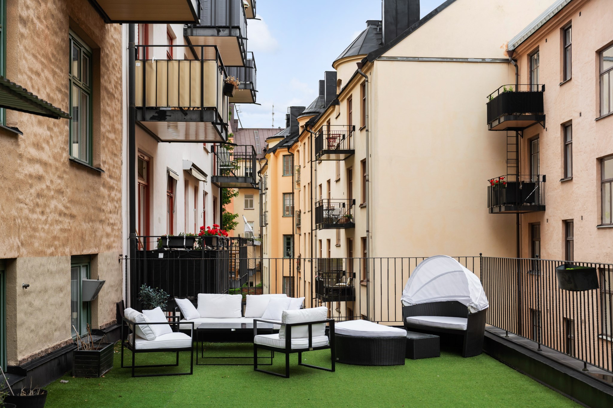 Innergård med utemöbler Tomtebogatan 39, 3tr