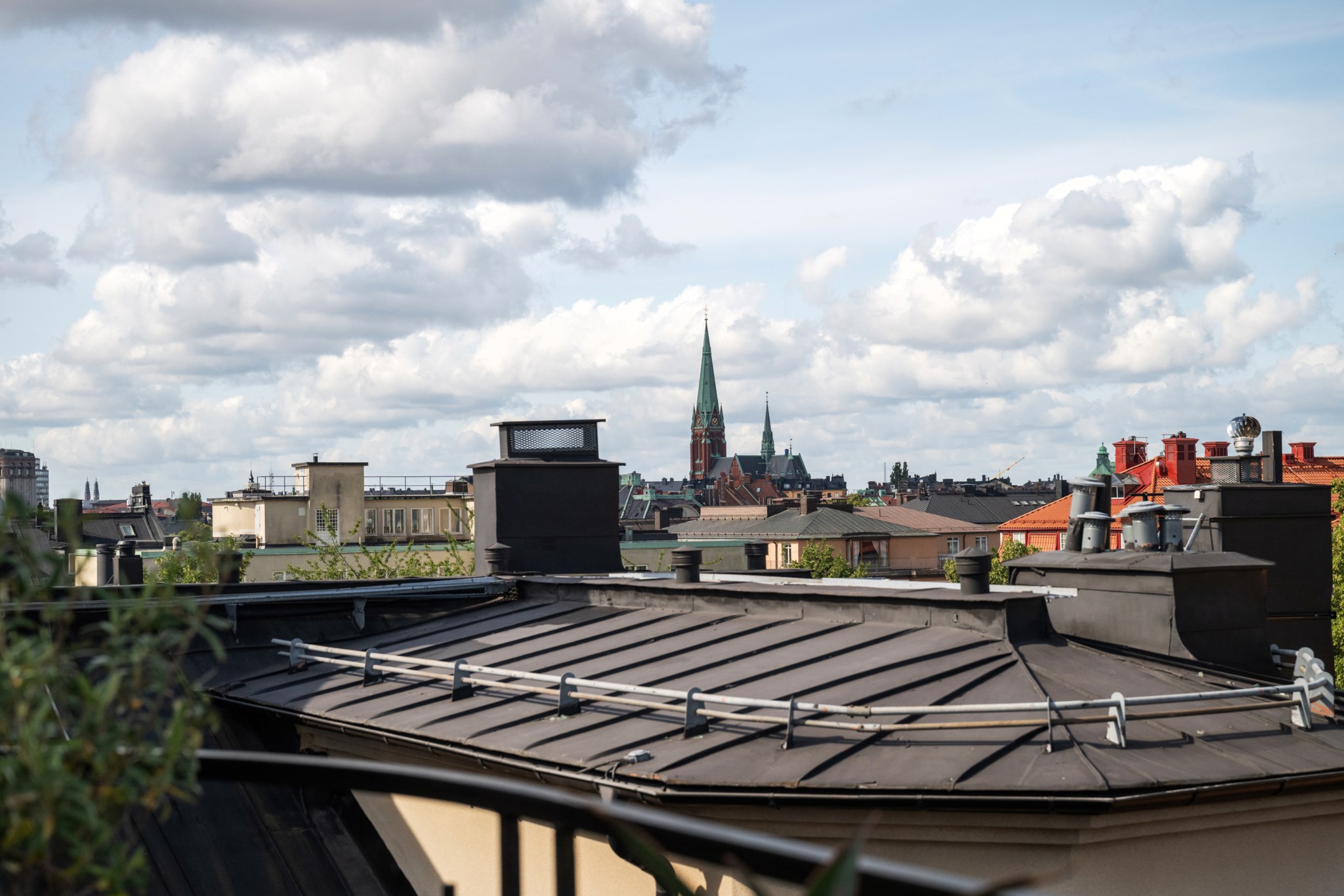 Balkong med vy mot Engelbrektskyrkan Floragatan 17,  vindsvåning 5/5 tr