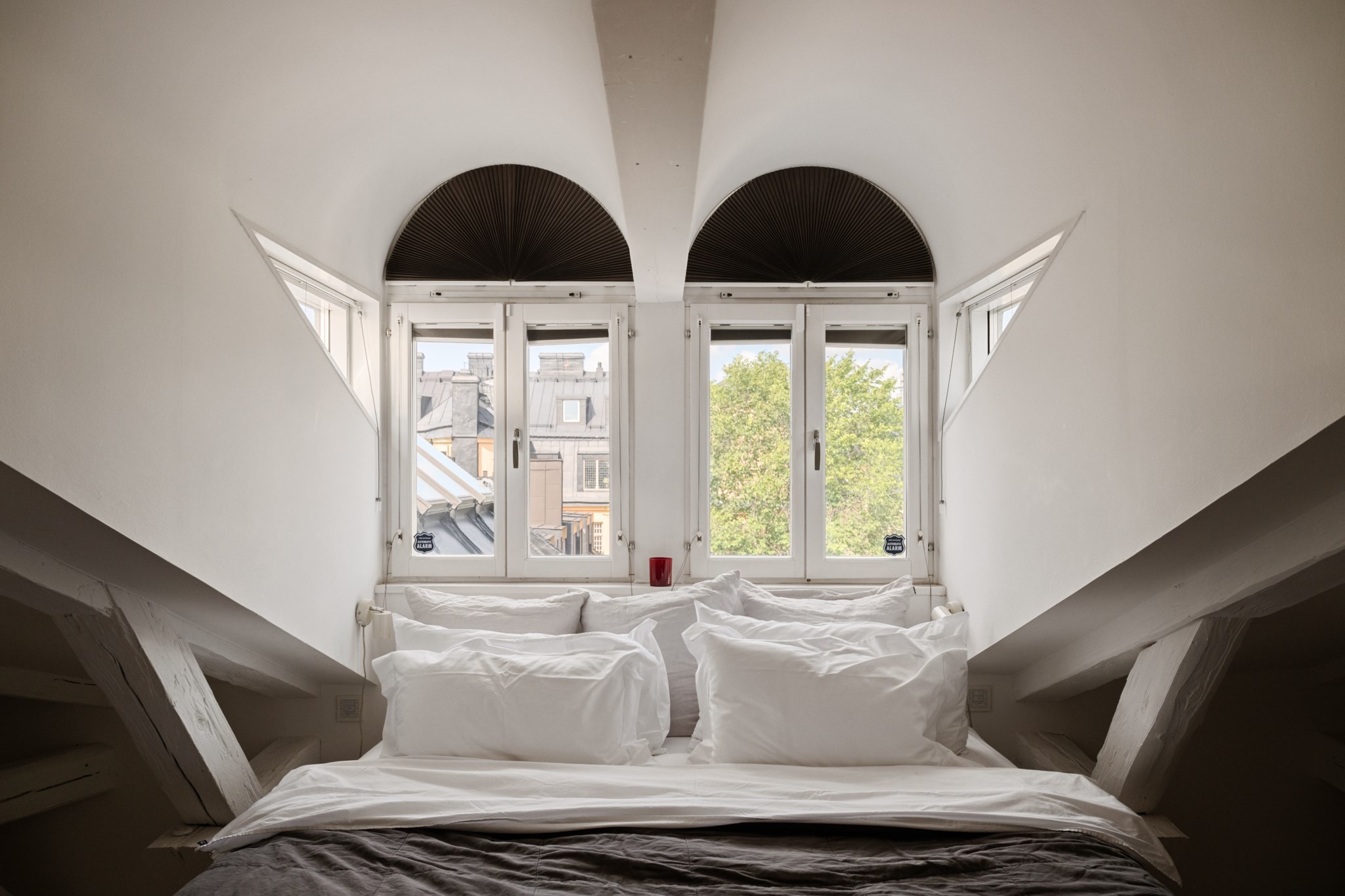Master bedroom med dubbla takkupor Floragatan 17,  vindsvåning 5/5 tr