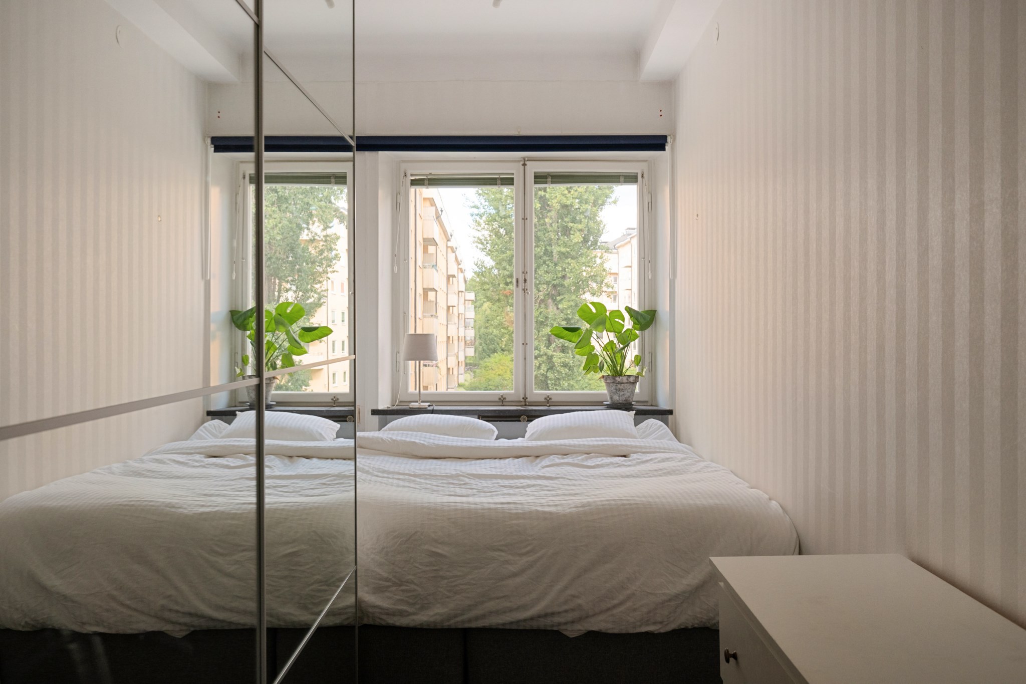 Sovrum med plats för en 180 cm bred säng och generös förvaring Strindbergsgatan 44
