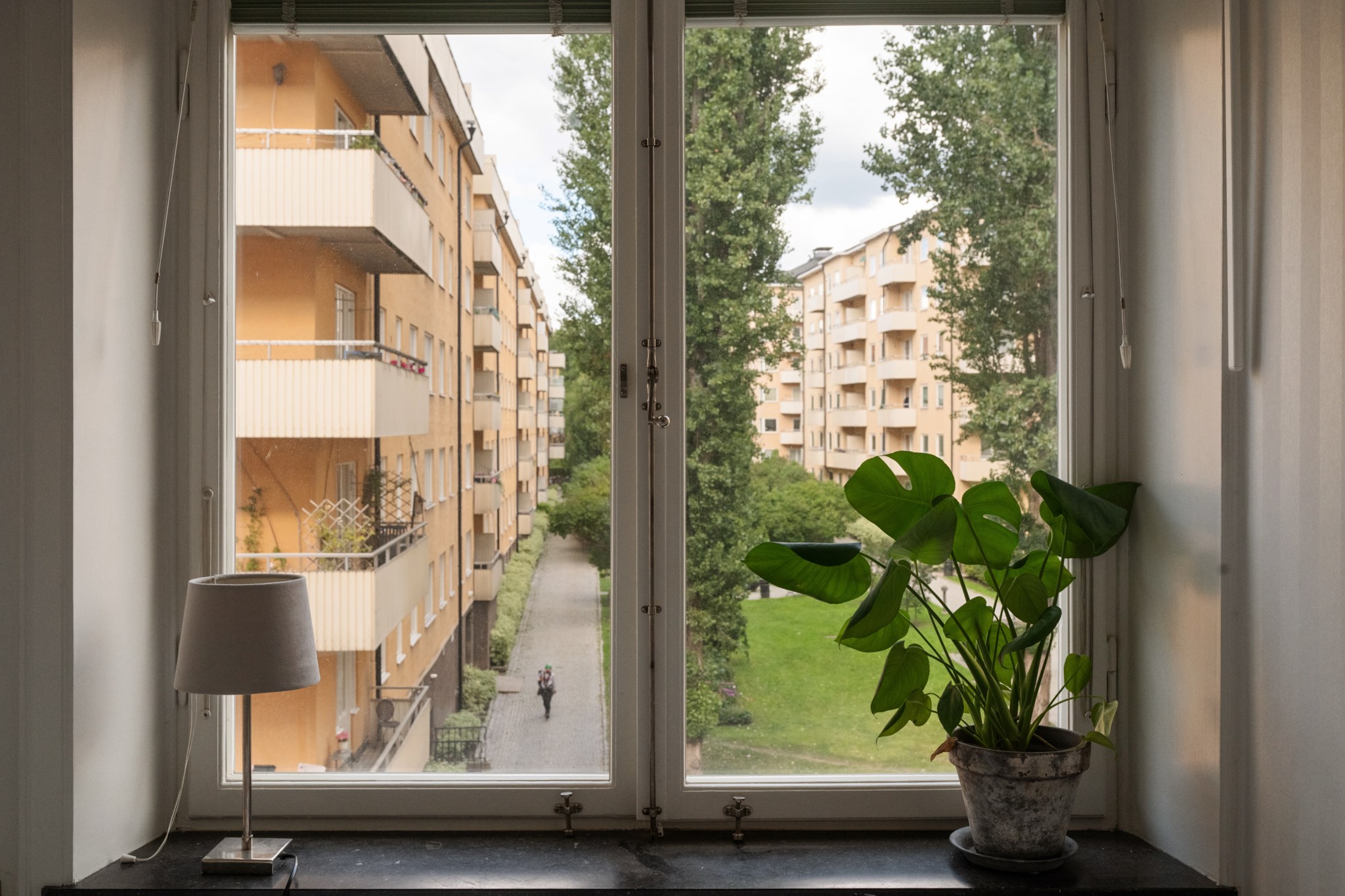 Även sovrummet har en grönskande vy Strindbergsgatan 44