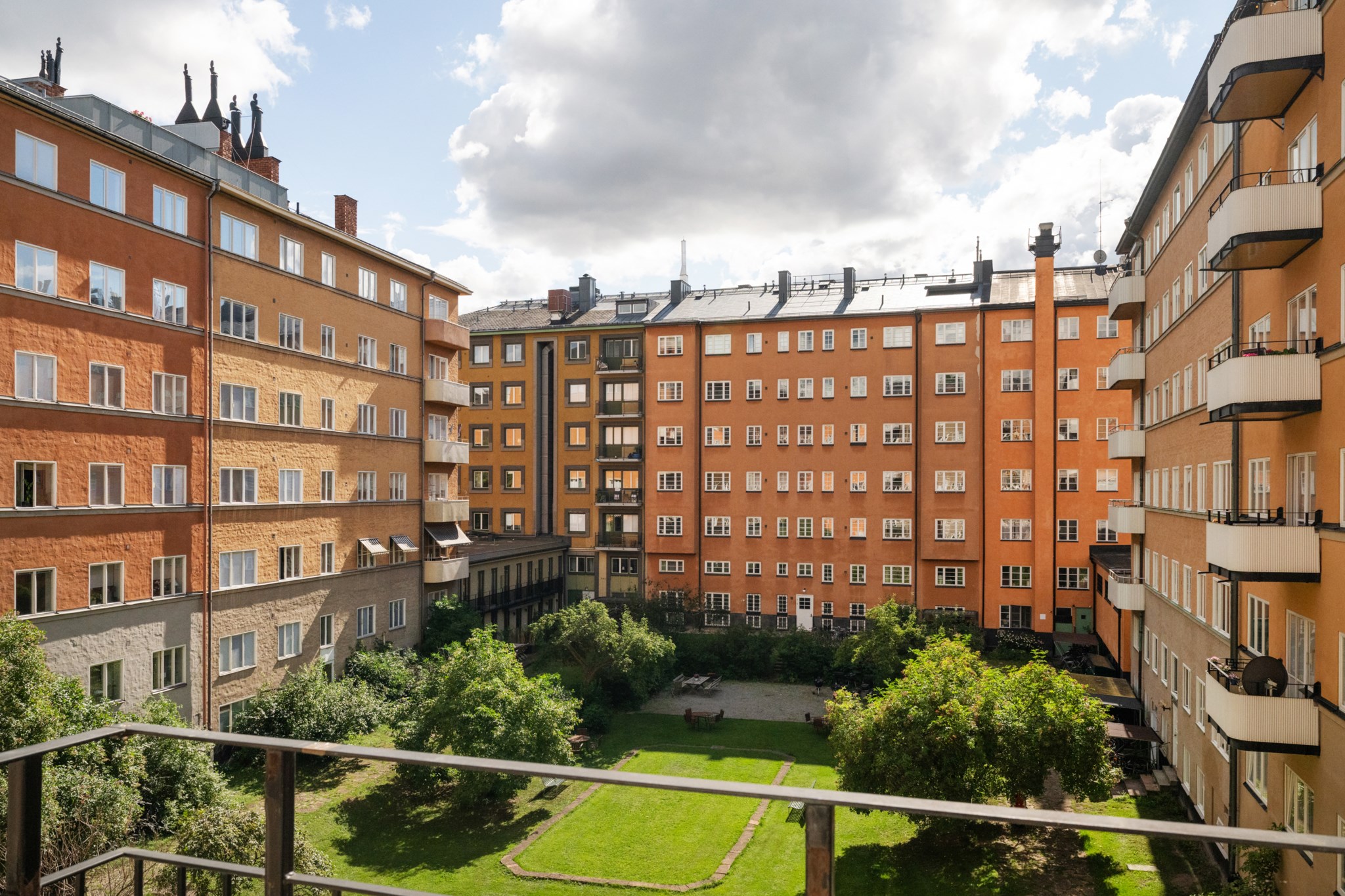 Balkong i fritt läge med utsikt mot stora grönskande gårdar Strindbergsgatan 44