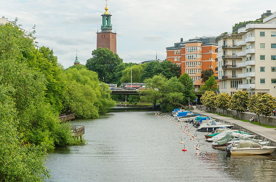 Klara Sjös glittrande vatten ovh stadshuset Arbetargatan 34