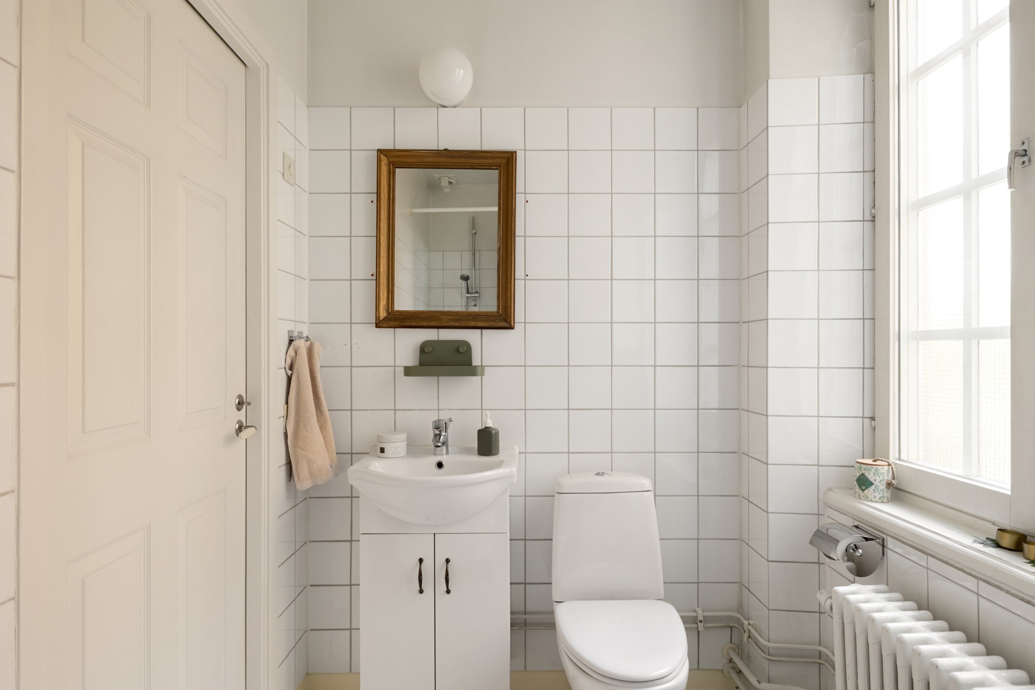 Badrum med fönster och tvättmaskin Karlbergsvägen 80B