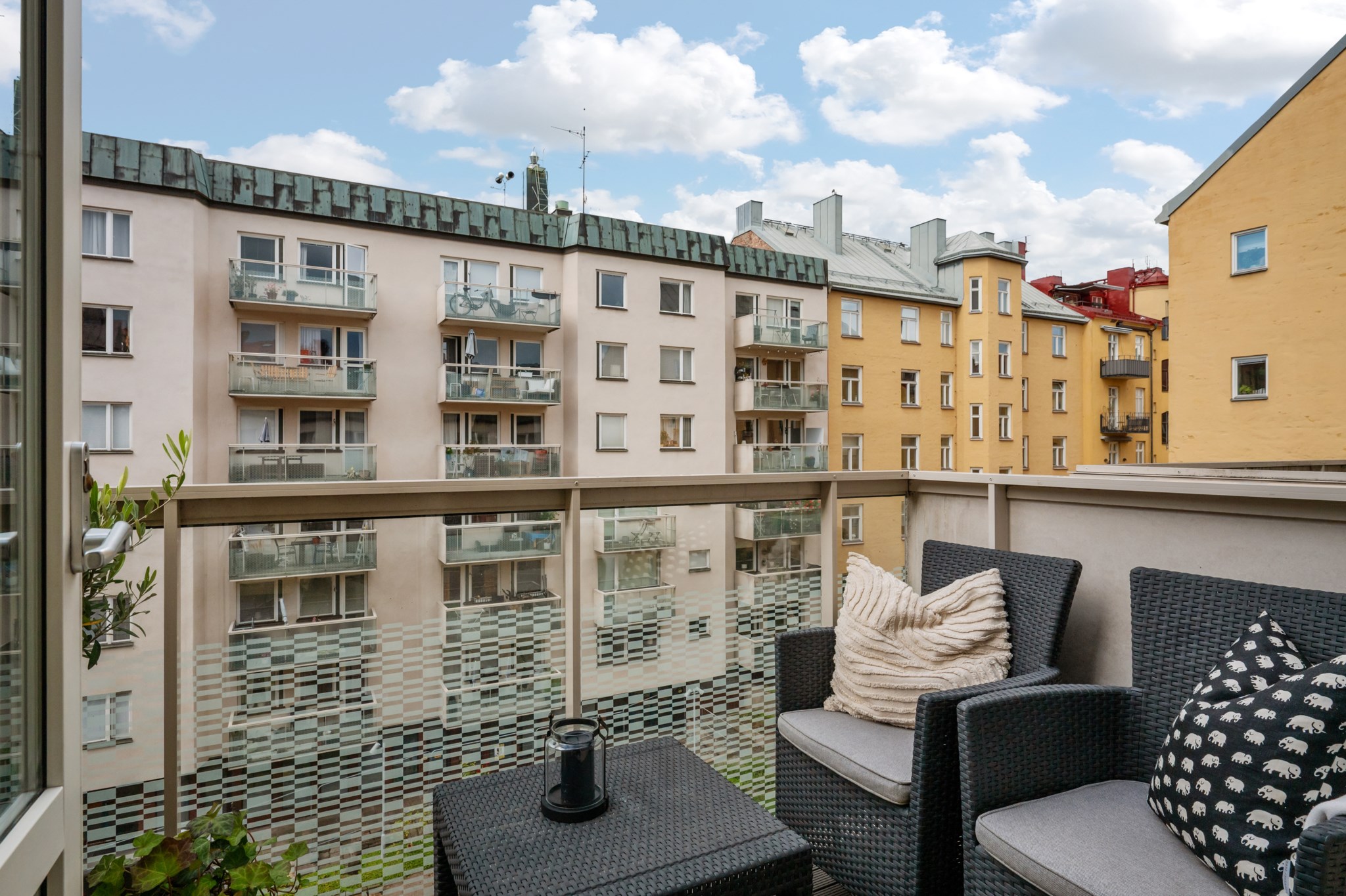 Balkong i soligt västerläge Birkagatan 16C, 4 tr ög