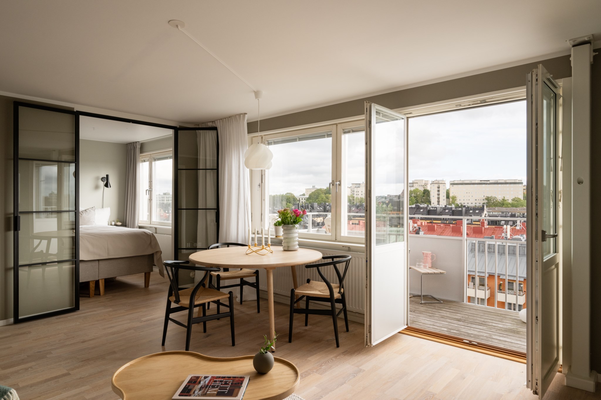 Sällskapsrum med stor balkong och fri vy över Stockholm Tulegatan 42, 6 tr