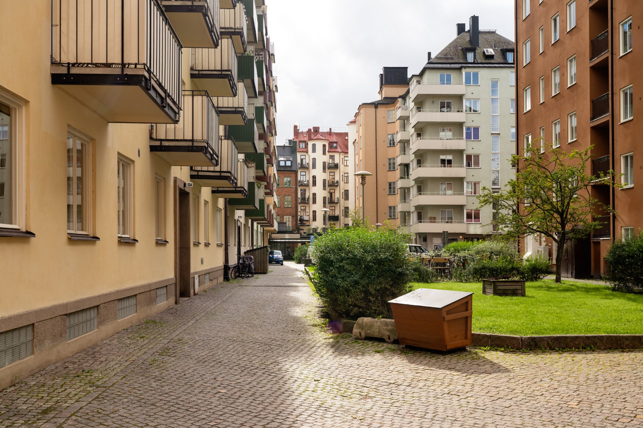 Stor tyst gård avskilt från Sveavägen Sveavägen 134