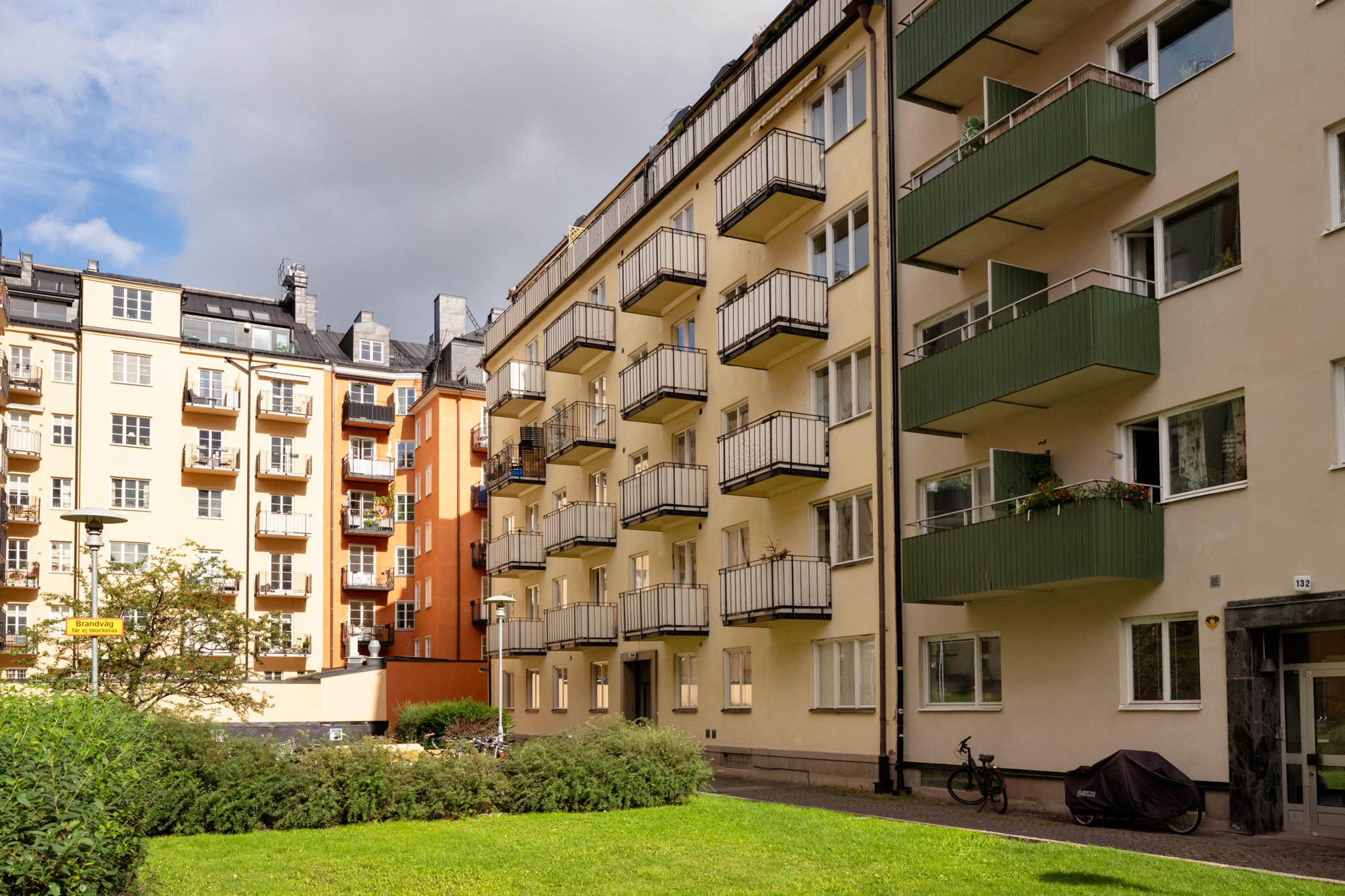 Fastigheten är helt avskild från Sveavägen på stor gård Sveavägen 134