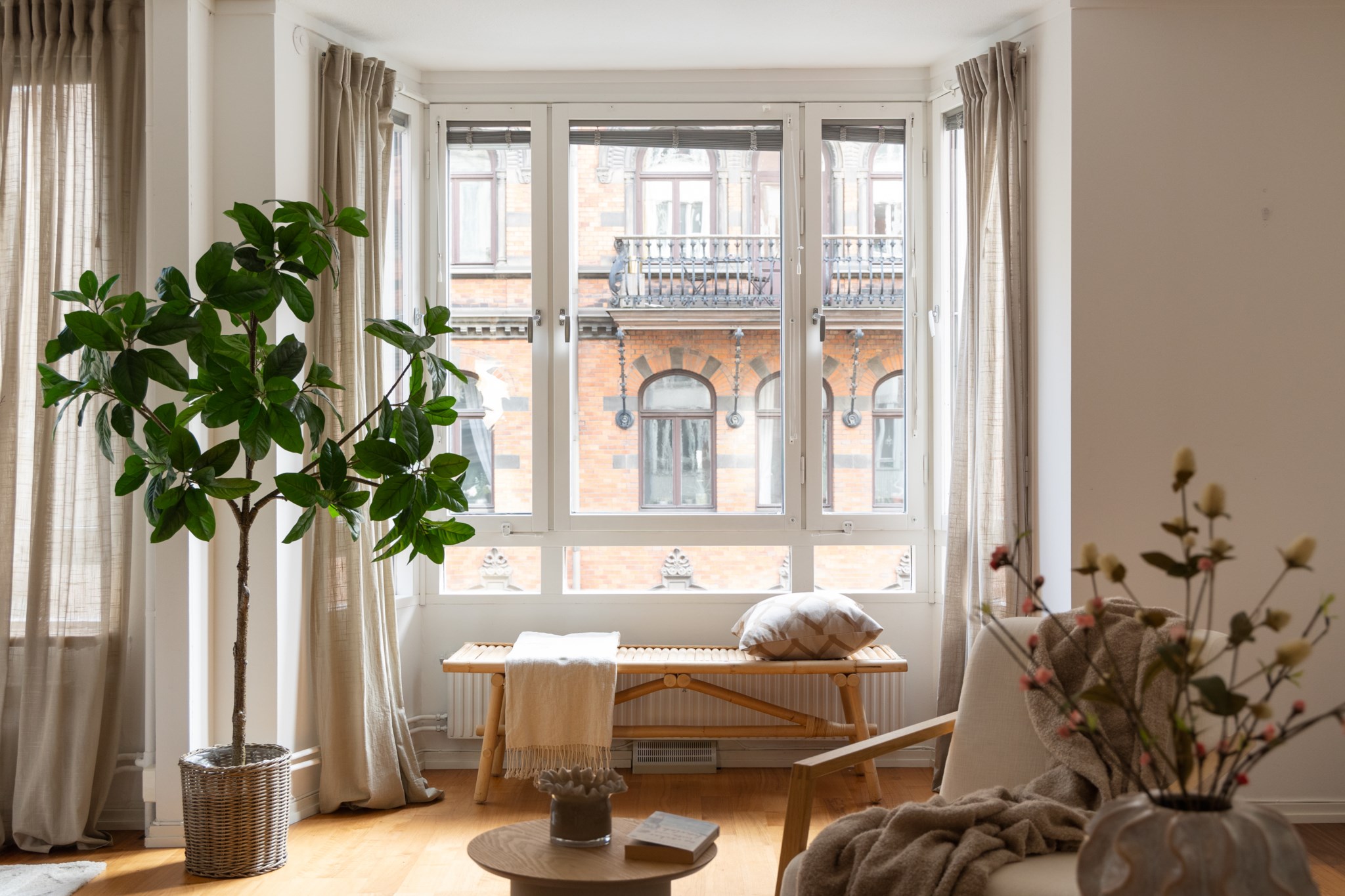 Vackert burspråk med marmorbänk Linnégatan 25A, 2 tr