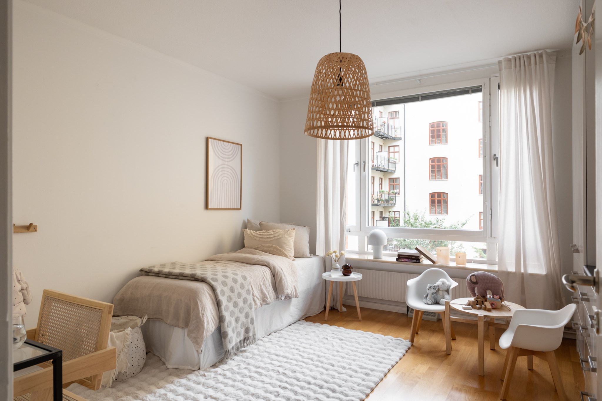 Ljust sovrum i separat uthyrningsdel Linnégatan 25A, 2 tr