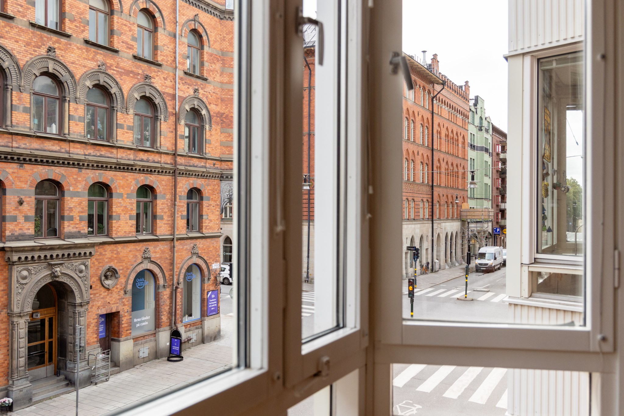 Utsikt mot eleganta sekelskiftesfasader Linnégatan 25A, 2 tr