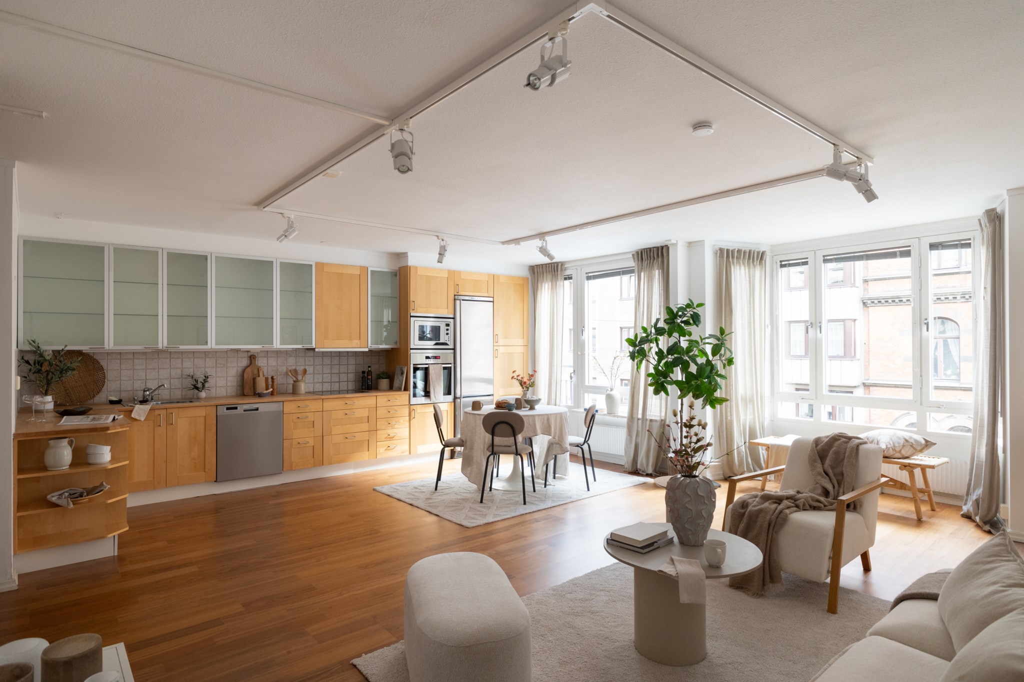 Gott om plats för både soffgrupp och matbord Linnégatan 25A, 2 tr