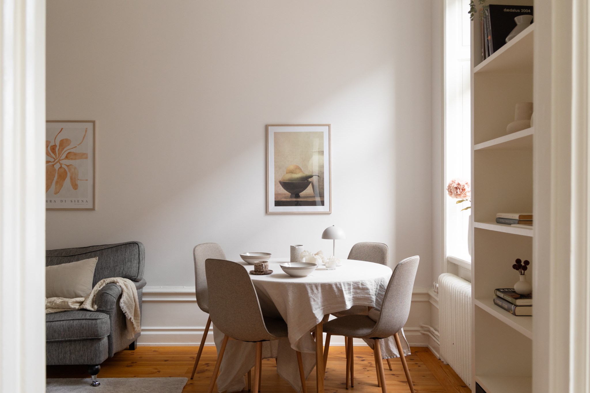 Sällskapsrum med plats för både soffgrupp och matbord Sibyllegatan 83, 1 tr
