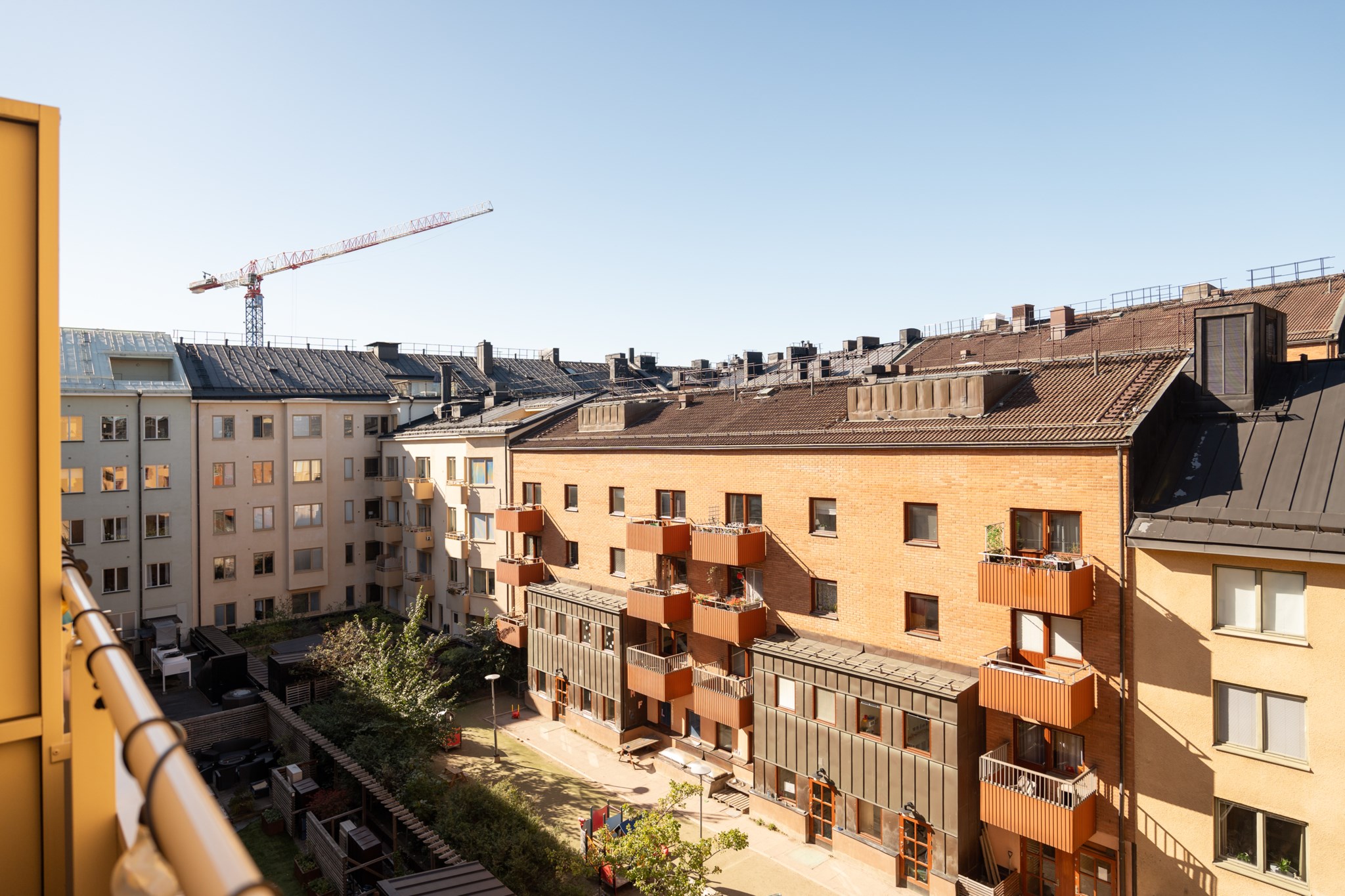 Högt läge med utsikt över takåsar Sankt Eriksgatan 41, 5tr