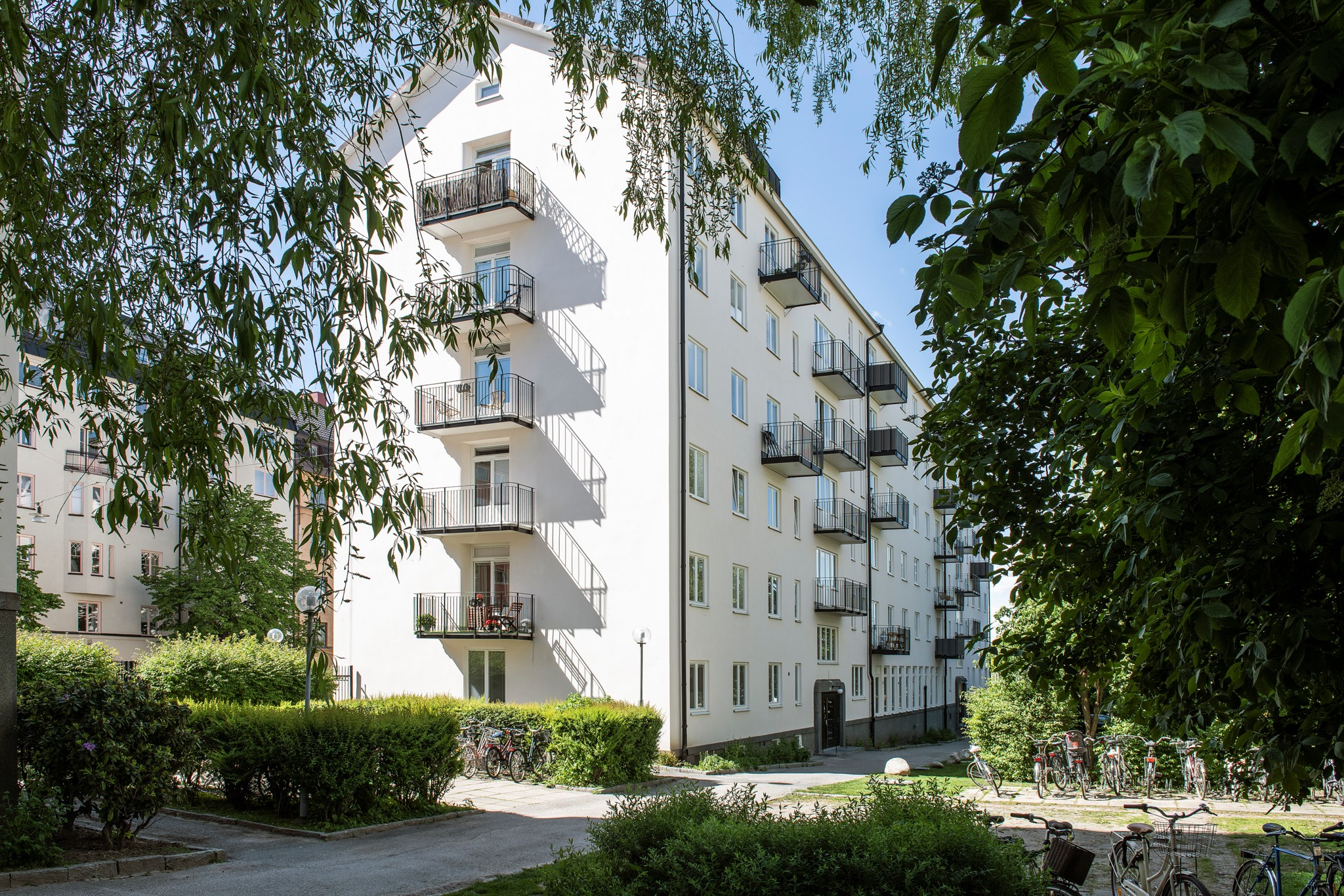 Fasad och föreningens lummiga gård Norrtullsgatan 38