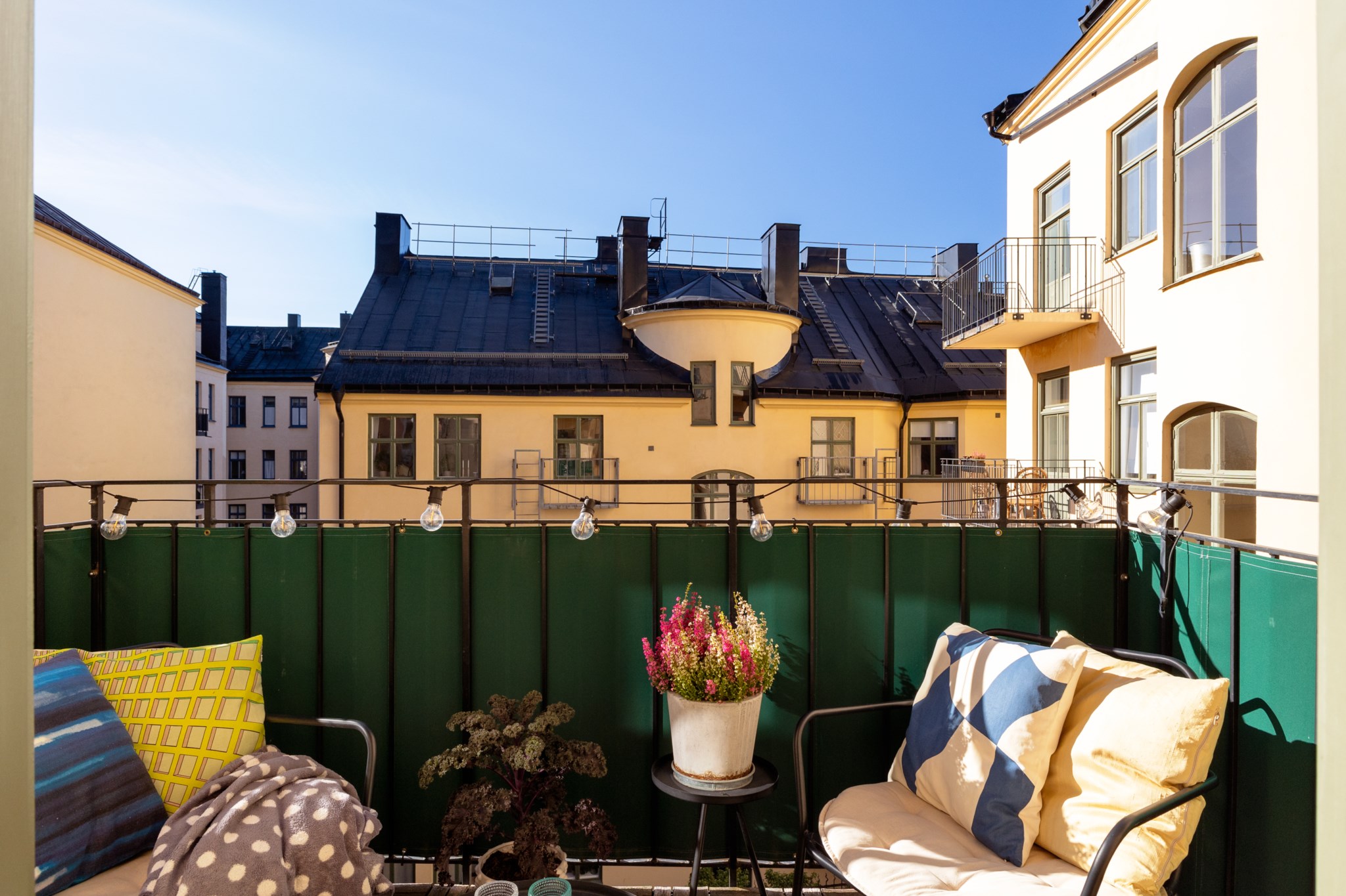 Balkong i söder med vacker vy över himmel och takåsar Tomtebogatan 31, 3 tr