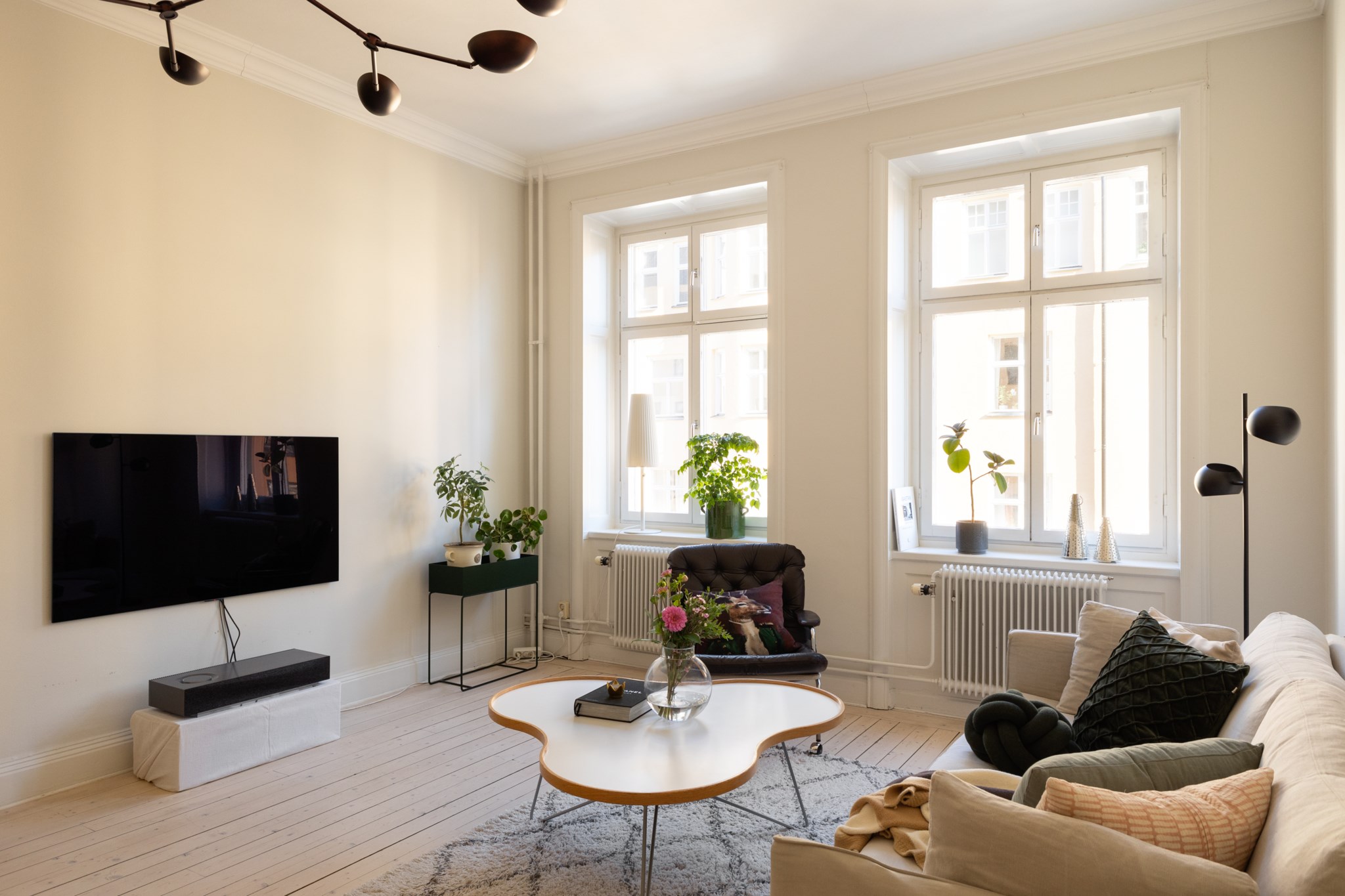 Sällskapsrum med flödande ljus från två höga fönster Tomtebogatan 31, 3 tr