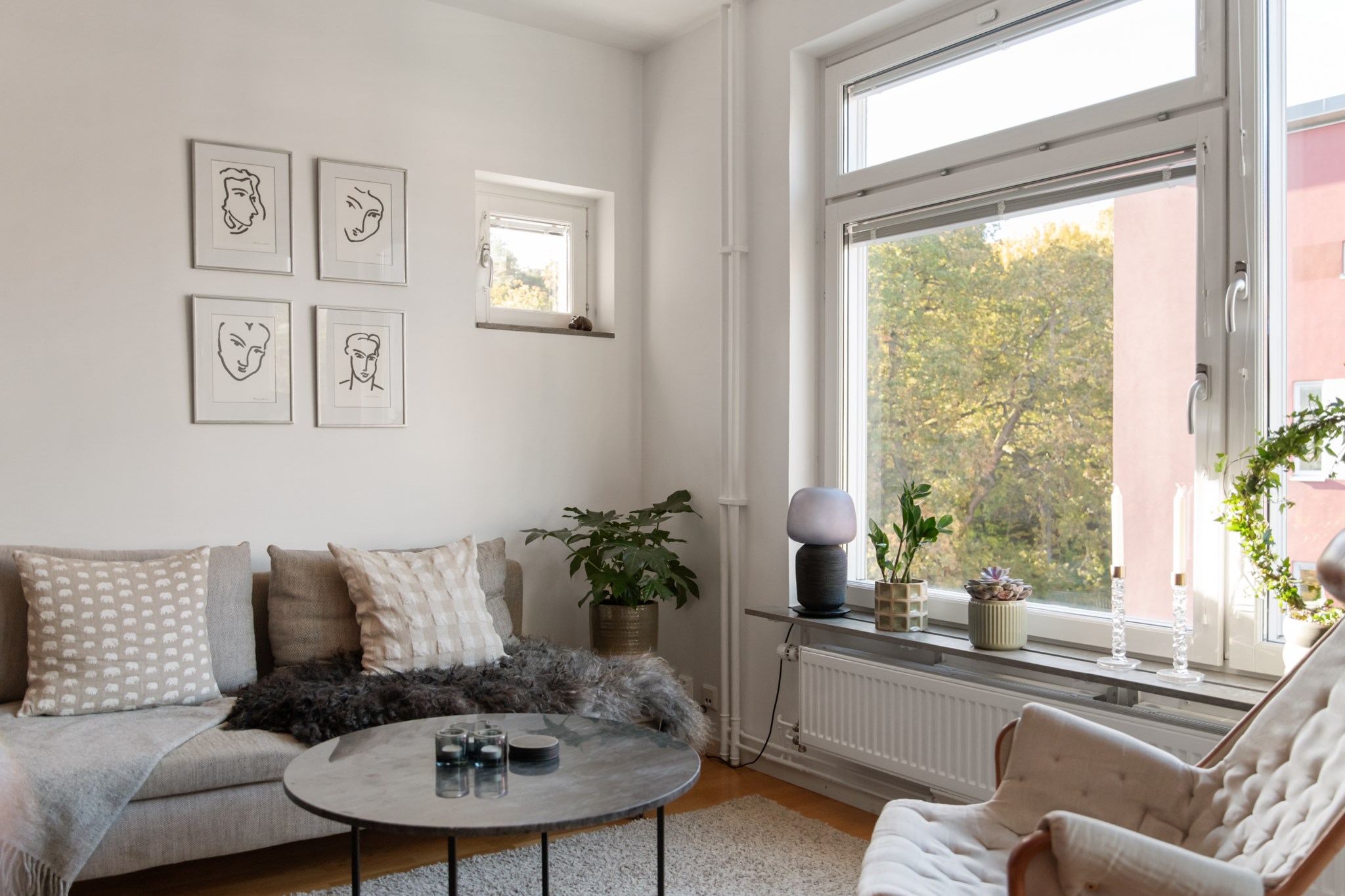 Flödande ljus från stort fönster Gröndalsvägen 111, 6 tr