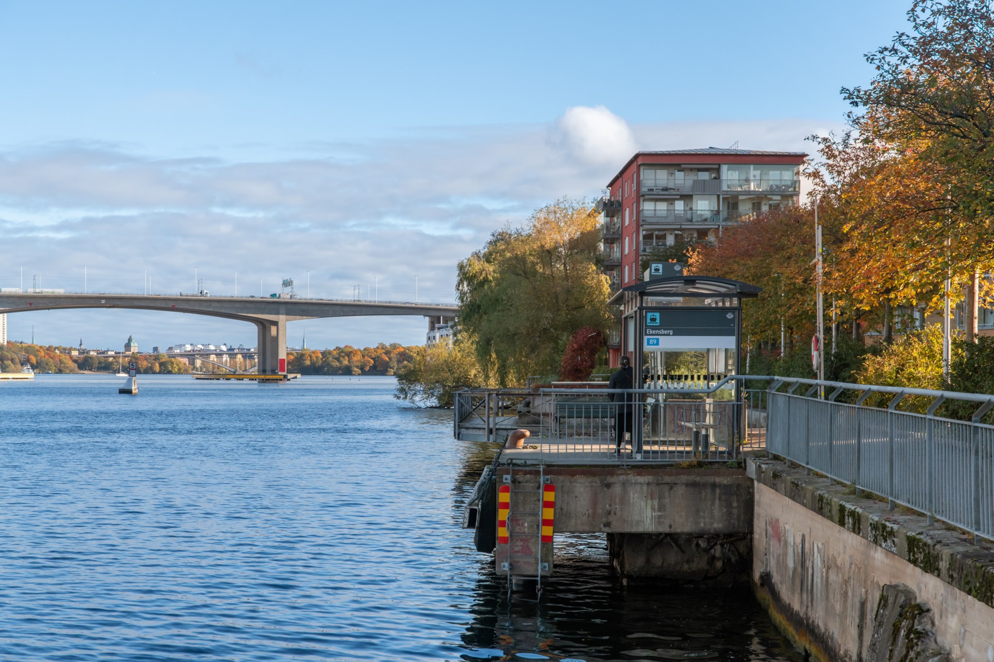 Området har förbindelse med SL-båtar från Ekensberg Gröndalsvägen 111, 6 tr