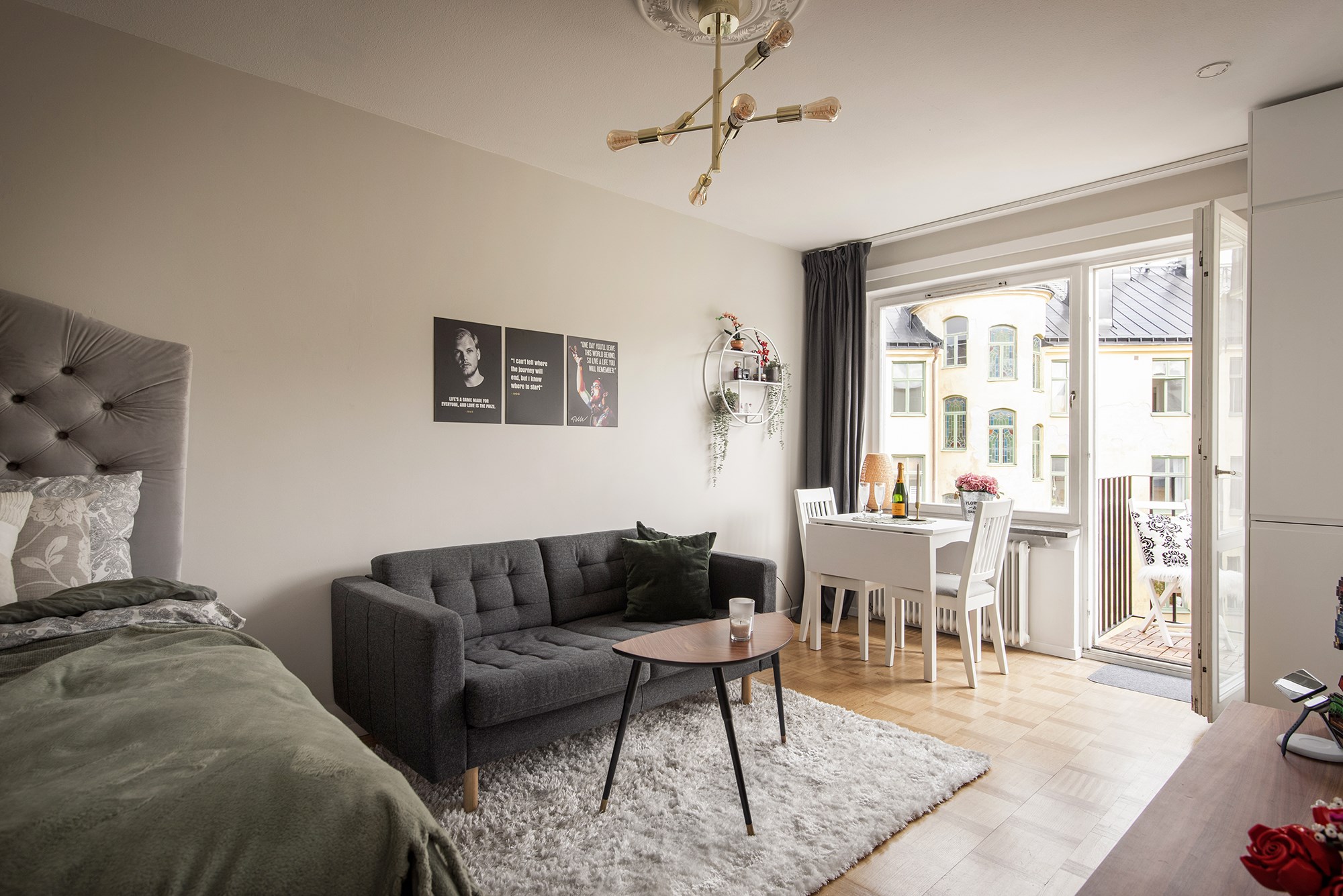 Sällskapsrum med plats för både soffgrupp och bred säng Roslagsgatan 60, 6 tr