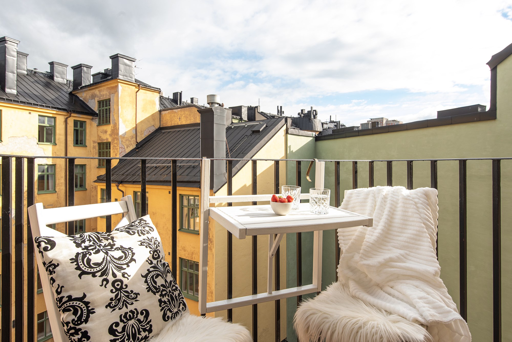 Balkong med vy över himmel och takåsar Roslagsgatan 60, 6 tr