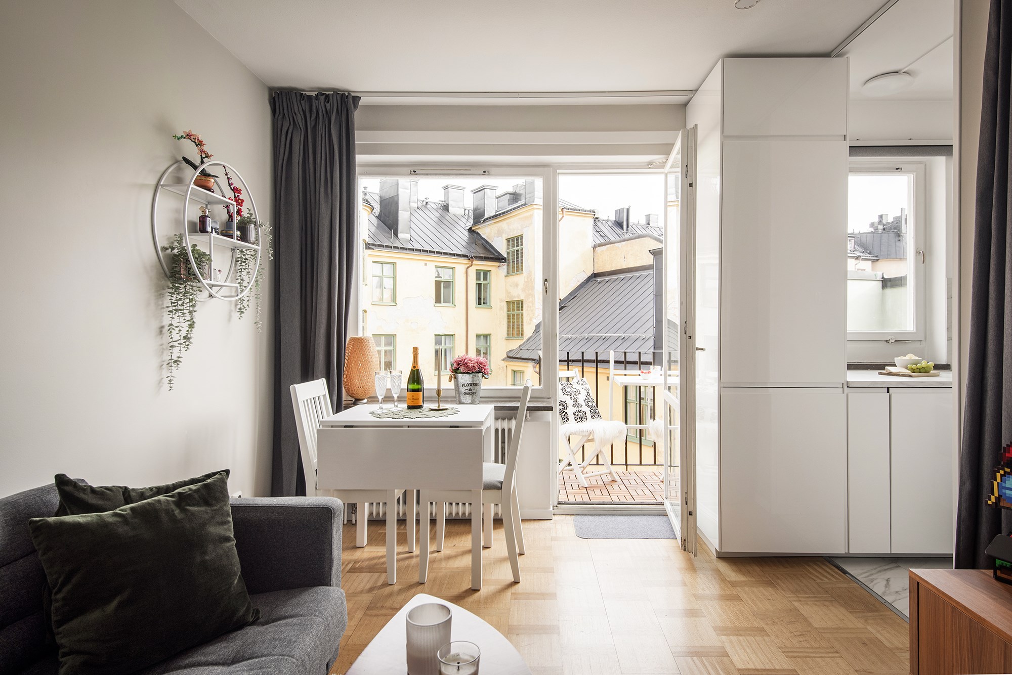 Sällskapsrum med utgång till balkong Roslagsgatan 60, 6 tr
