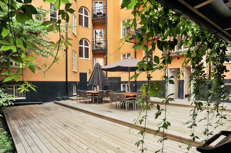 Innergård med trädäck, grill och utemöbler Frejgatan 22