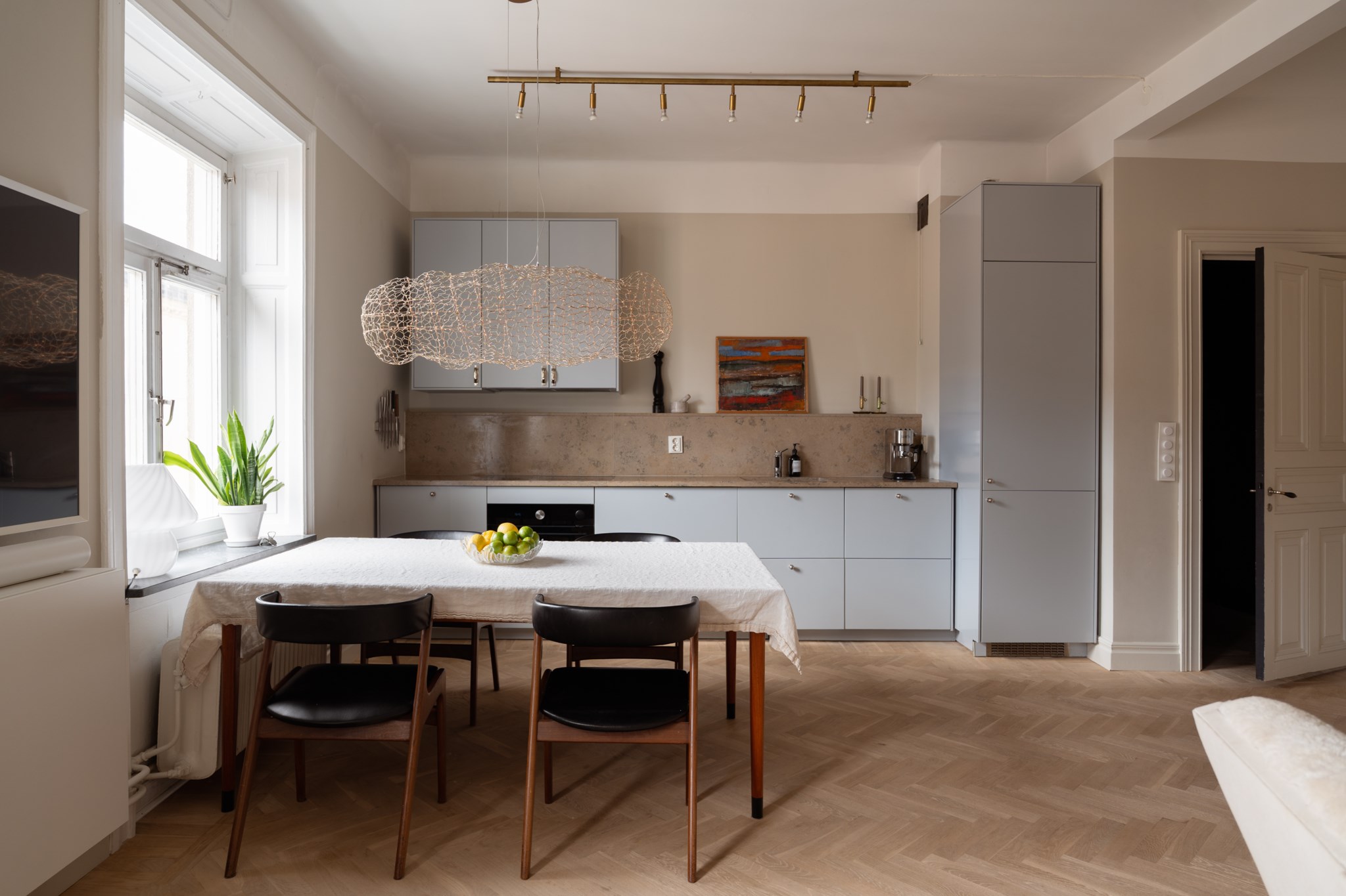 Öppen planlösning mellan kök/sällskapsrum Surbrunnsgatan 3, 4/4 tr