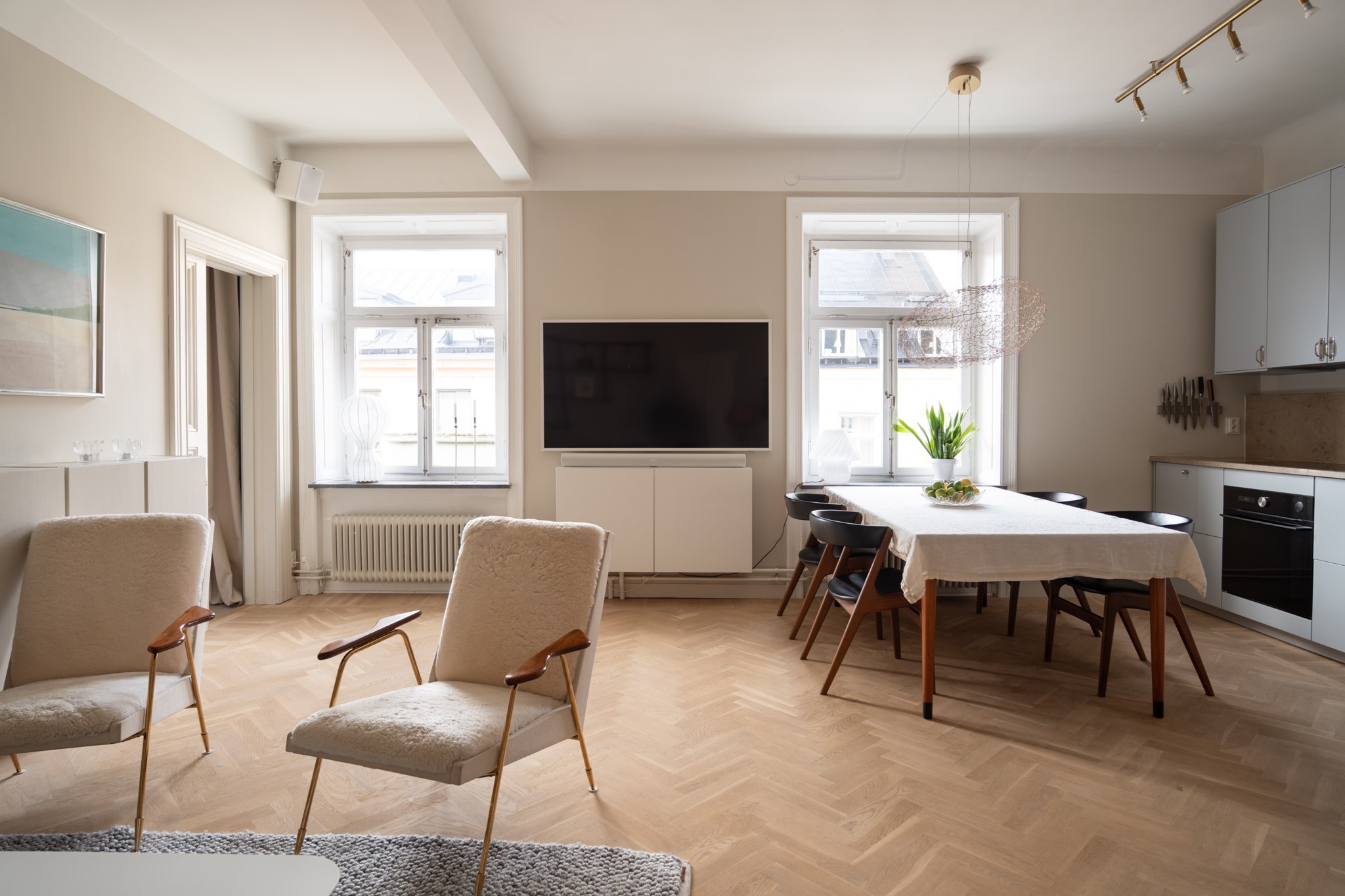 Vackra sekelskiftesfönster i fil - Fint ljusinsläpp Surbrunnsgatan 3, 4/4 tr