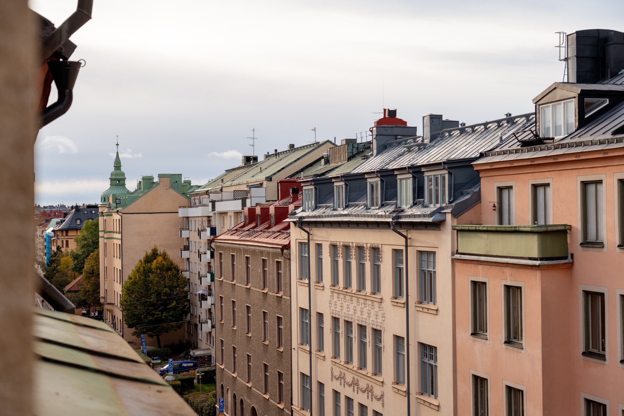 Högt läge med utsikt över takåsar Surbrunnsgatan 3, 4/4 tr