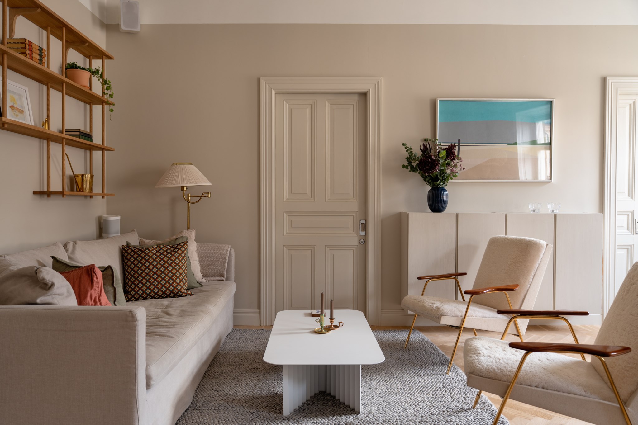 Plats för fåtöljer - Ingång till bostadens badrum i anslutning till sällskapsrummet Surbrunnsgatan 3, 4/4 tr